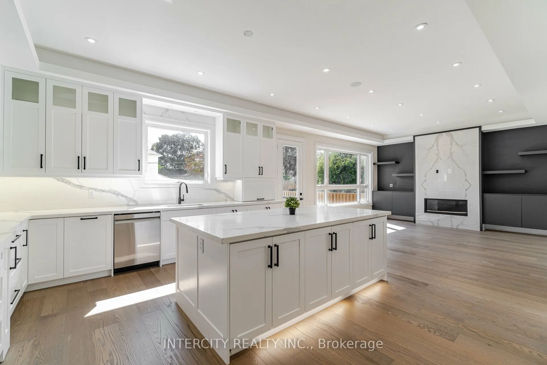 23 Lockheed Boulevard S