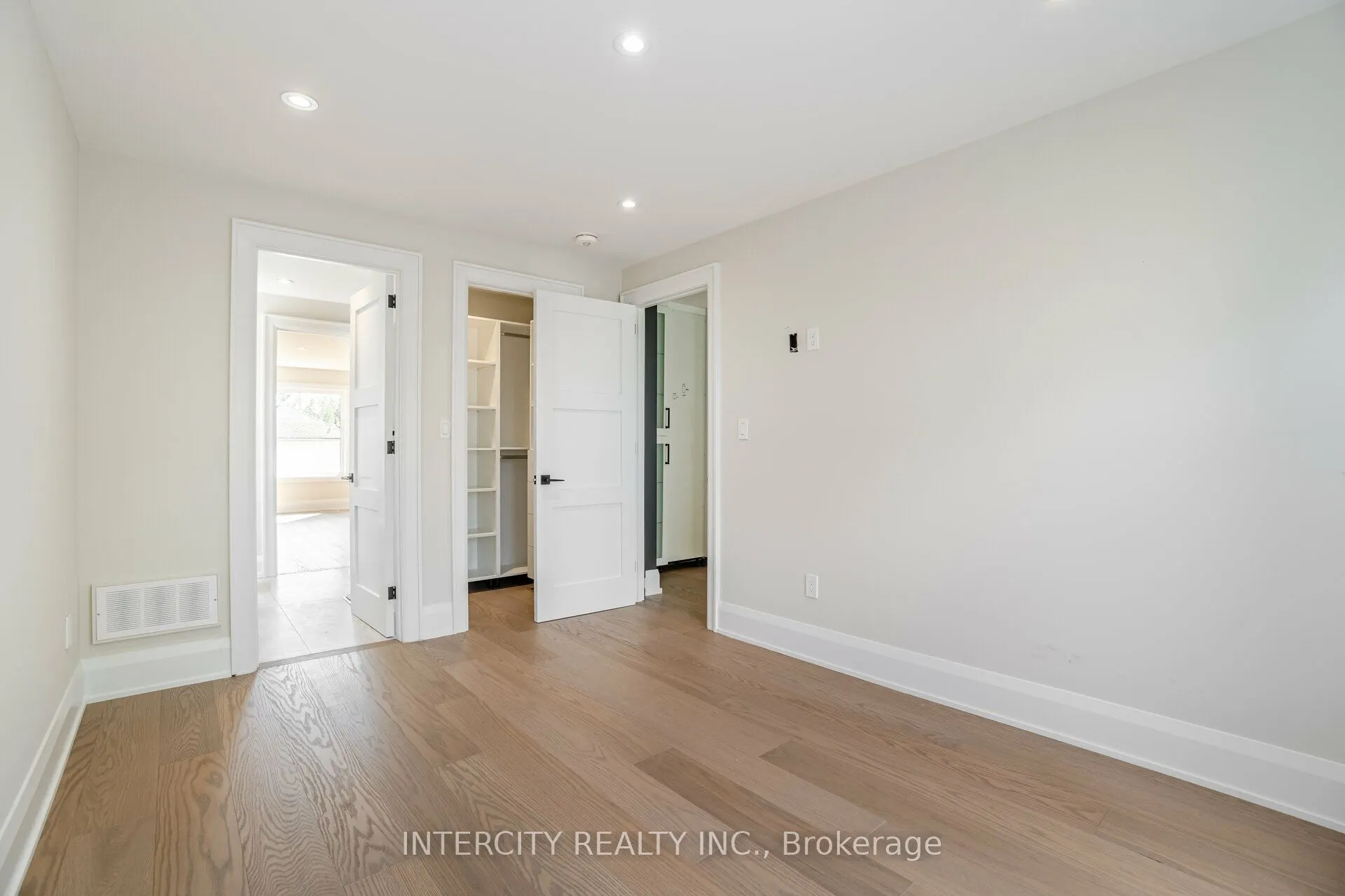 23 Lockheed Boulevard S