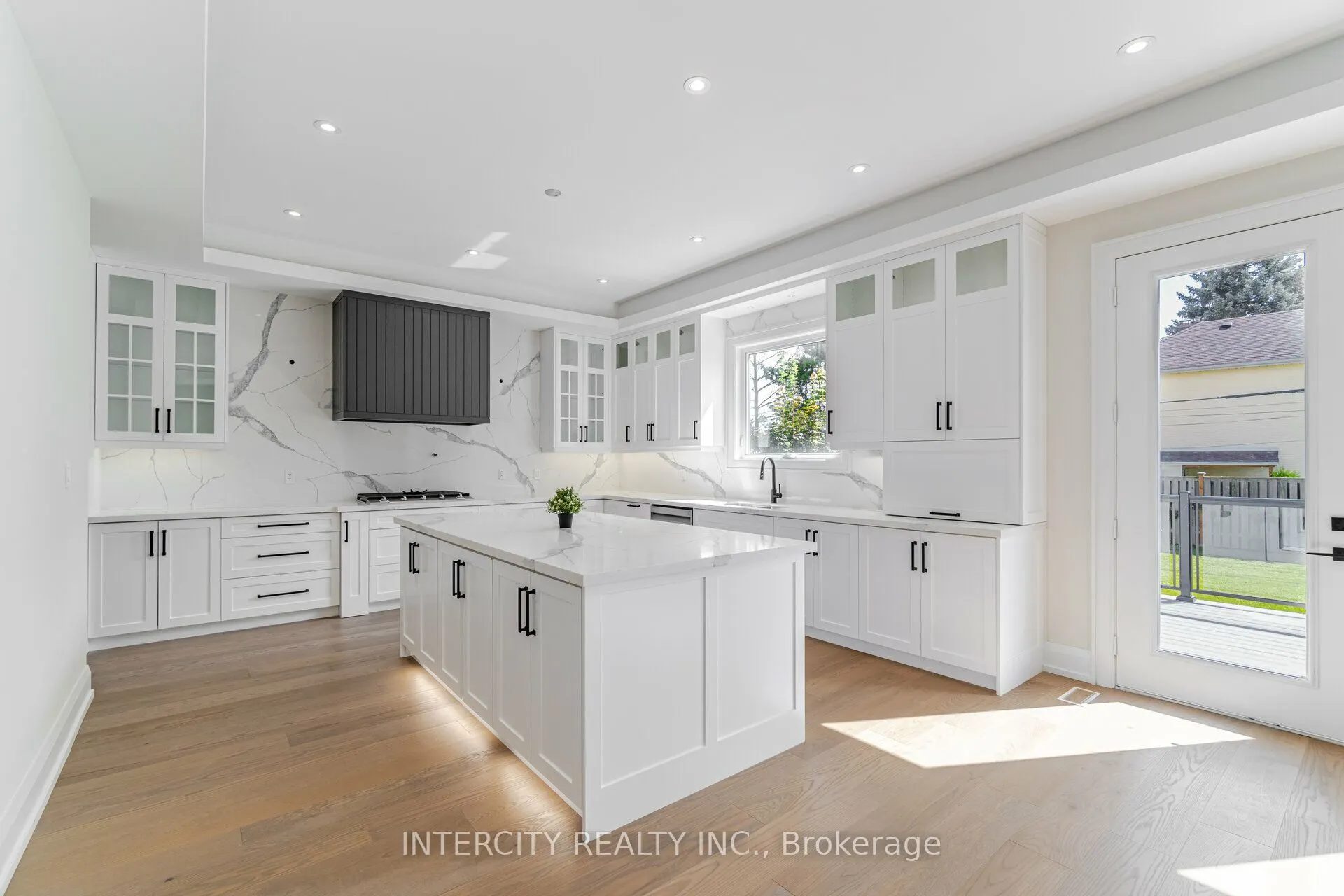 23 Lockheed Boulevard S