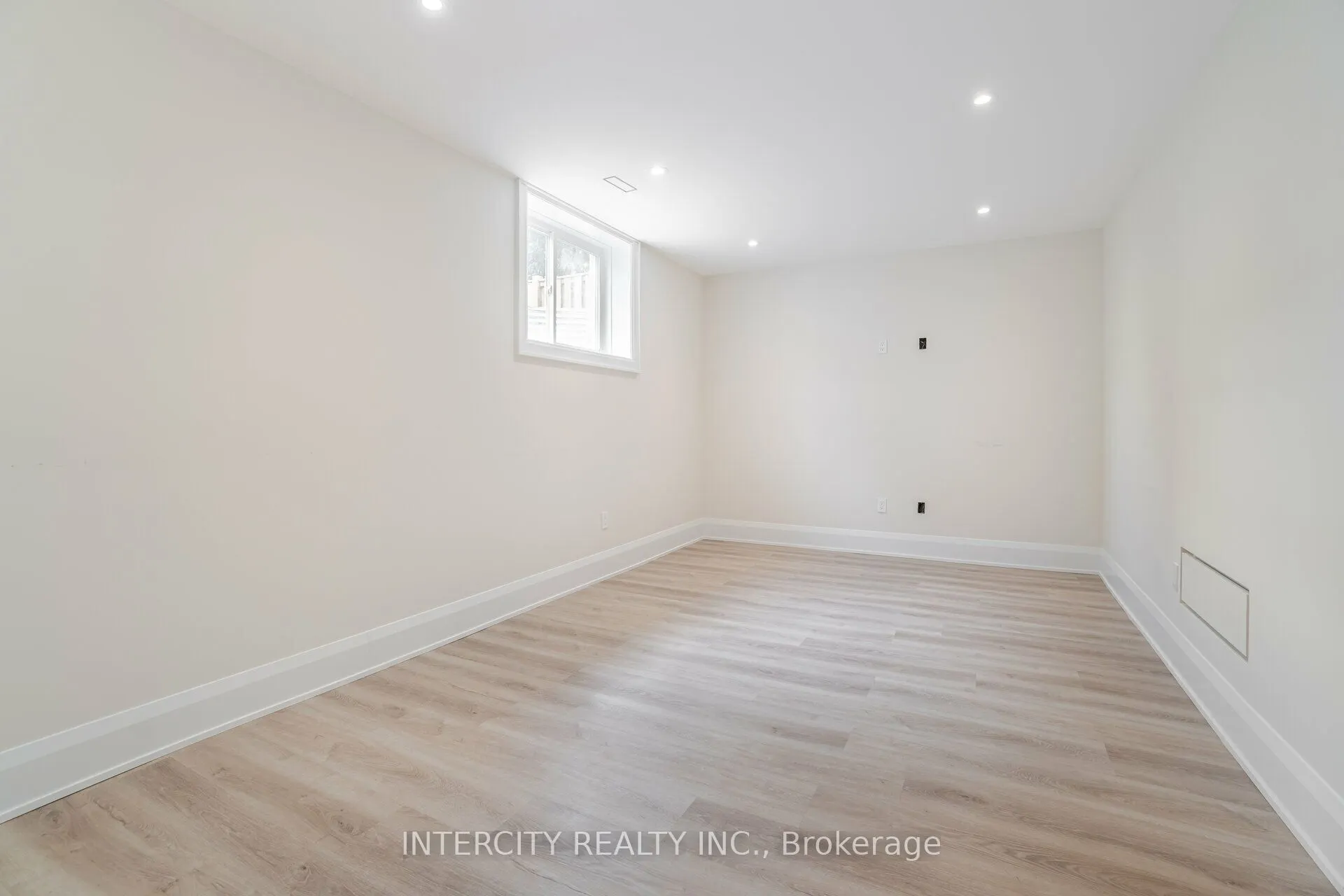 23 Lockheed Boulevard S