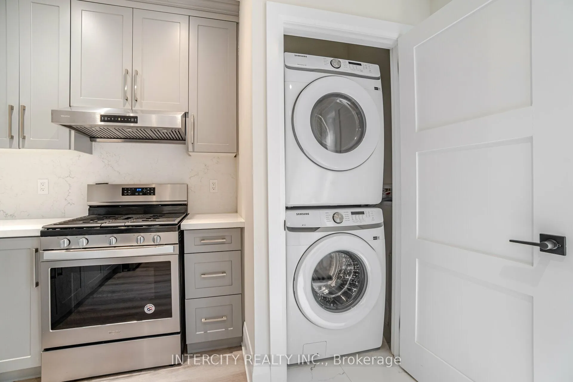 23 Lockheed Boulevard S