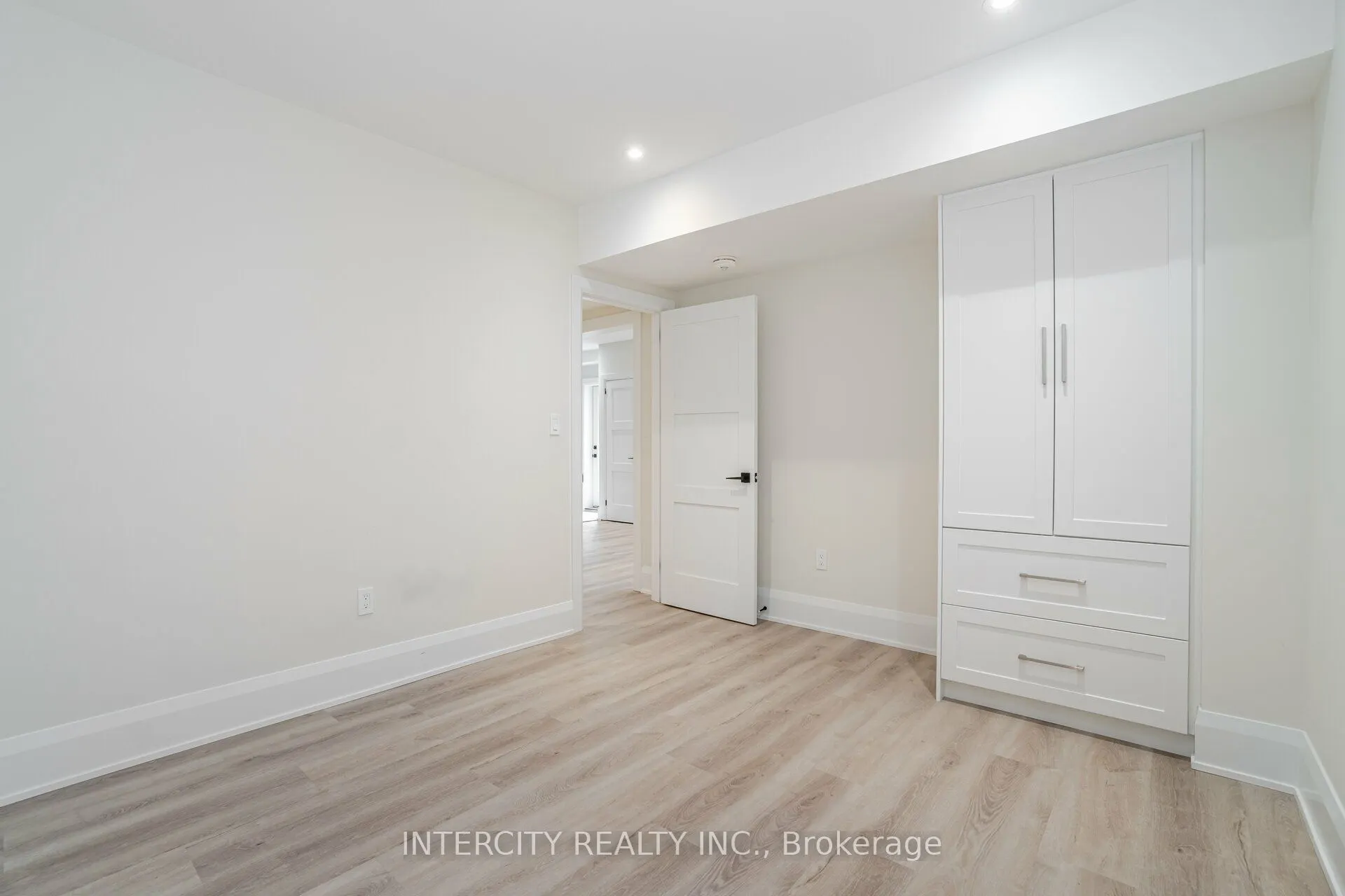 23 Lockheed Boulevard S