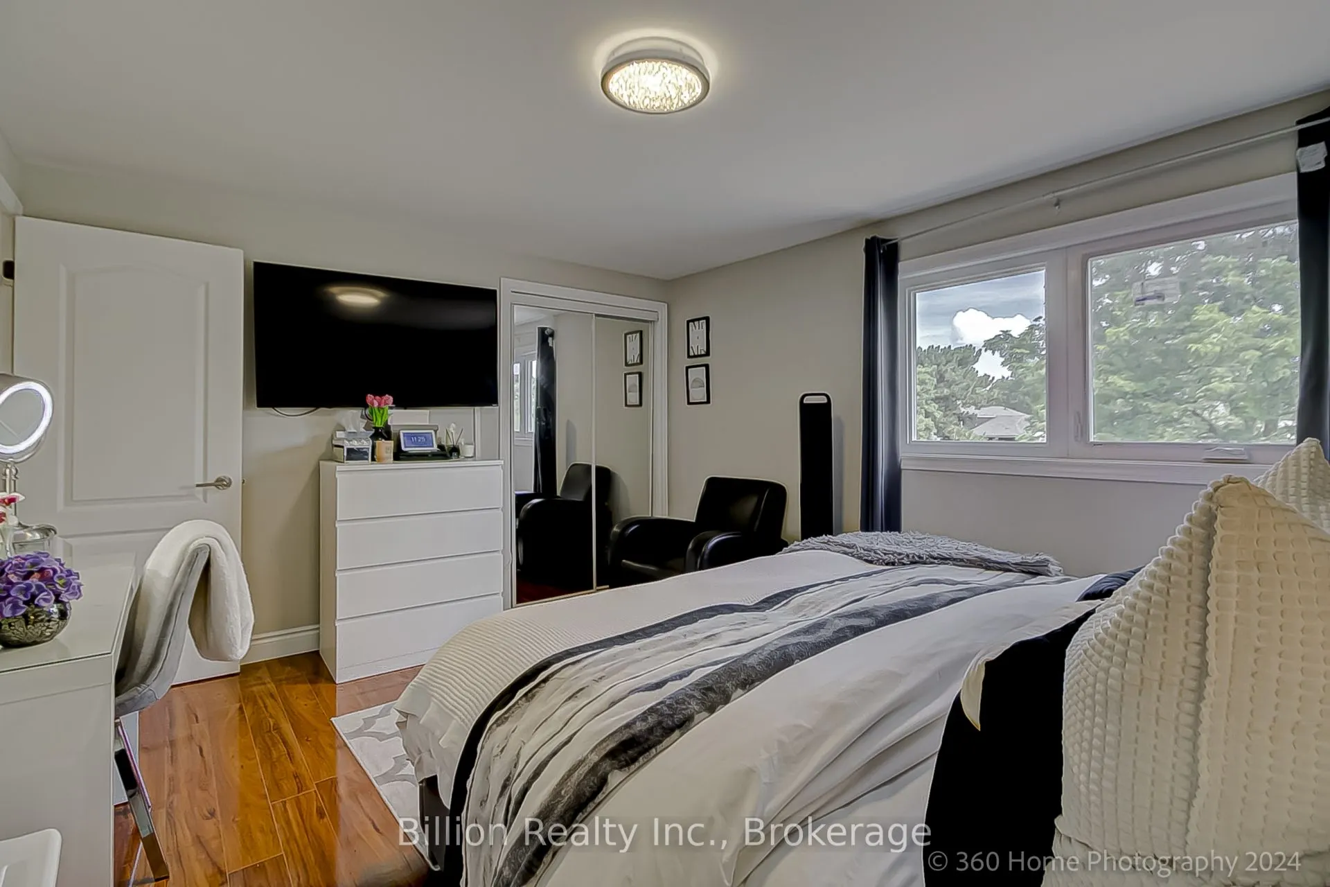 257 Centre Street N