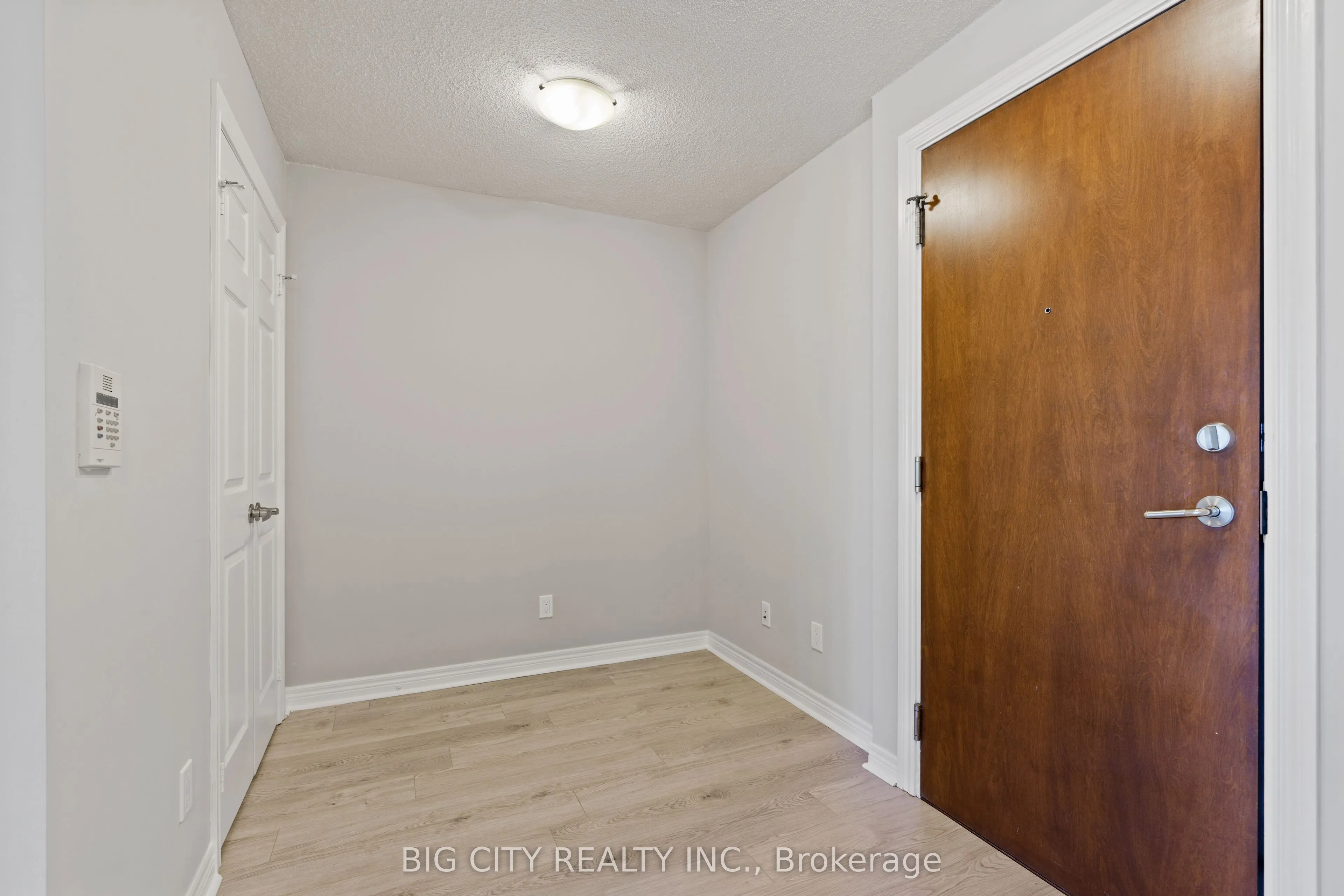 310 Burnhamthorpe Road W, #2701