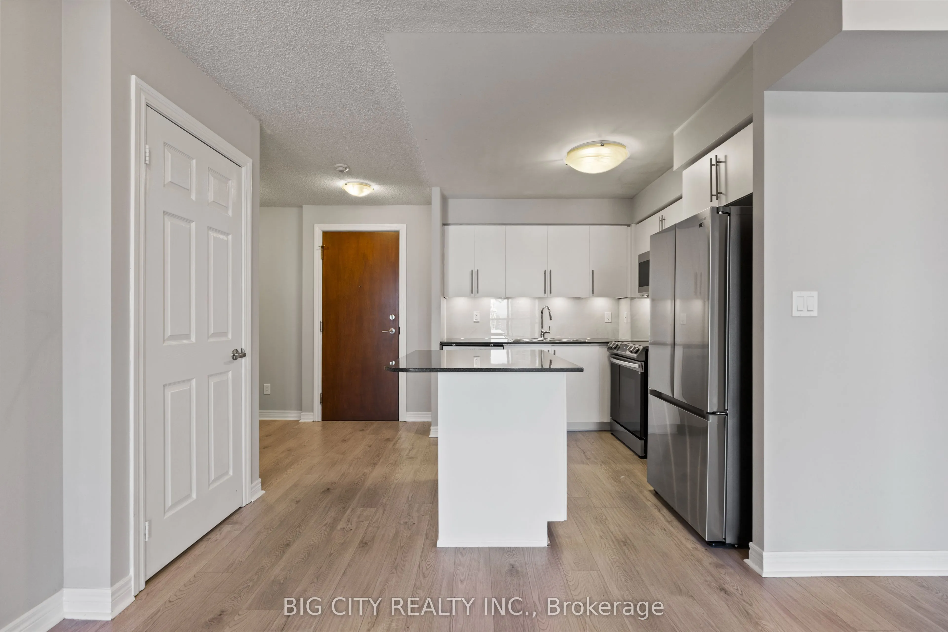 310 Burnhamthorpe Road W, #2701