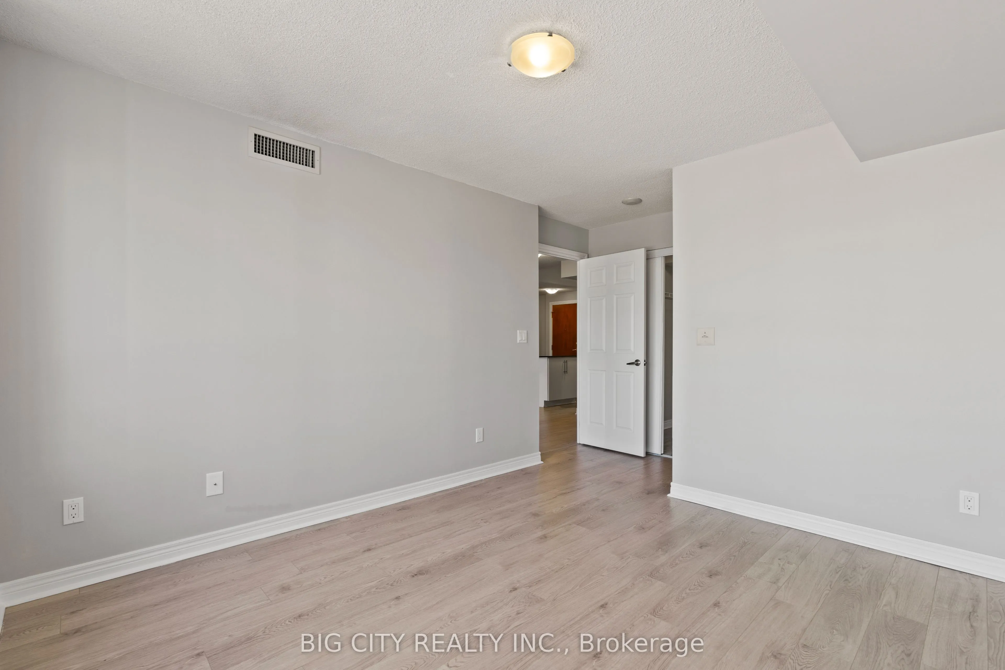 310 Burnhamthorpe Road W, #2701