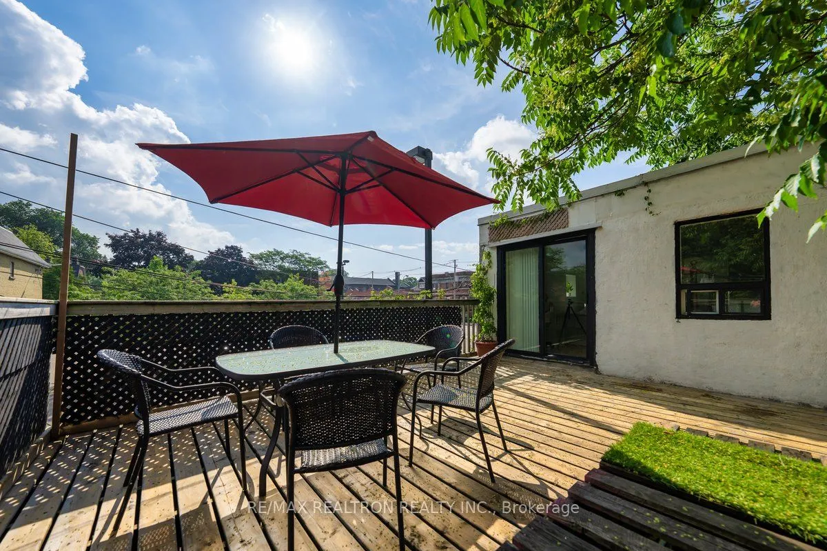 1640 Queen Street W