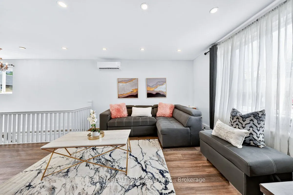 1640 Queen Street W