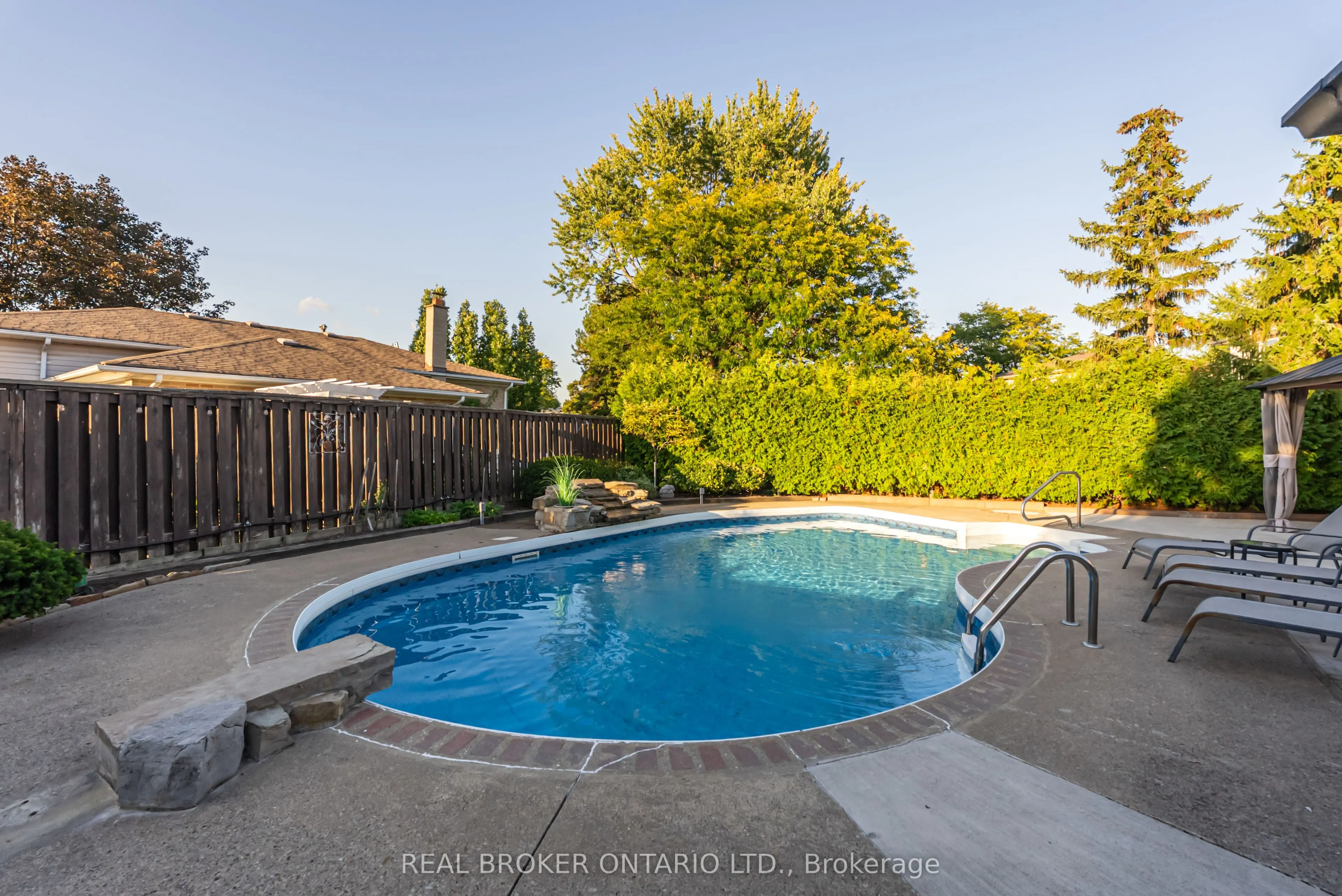 13 Pine Tree Crescent