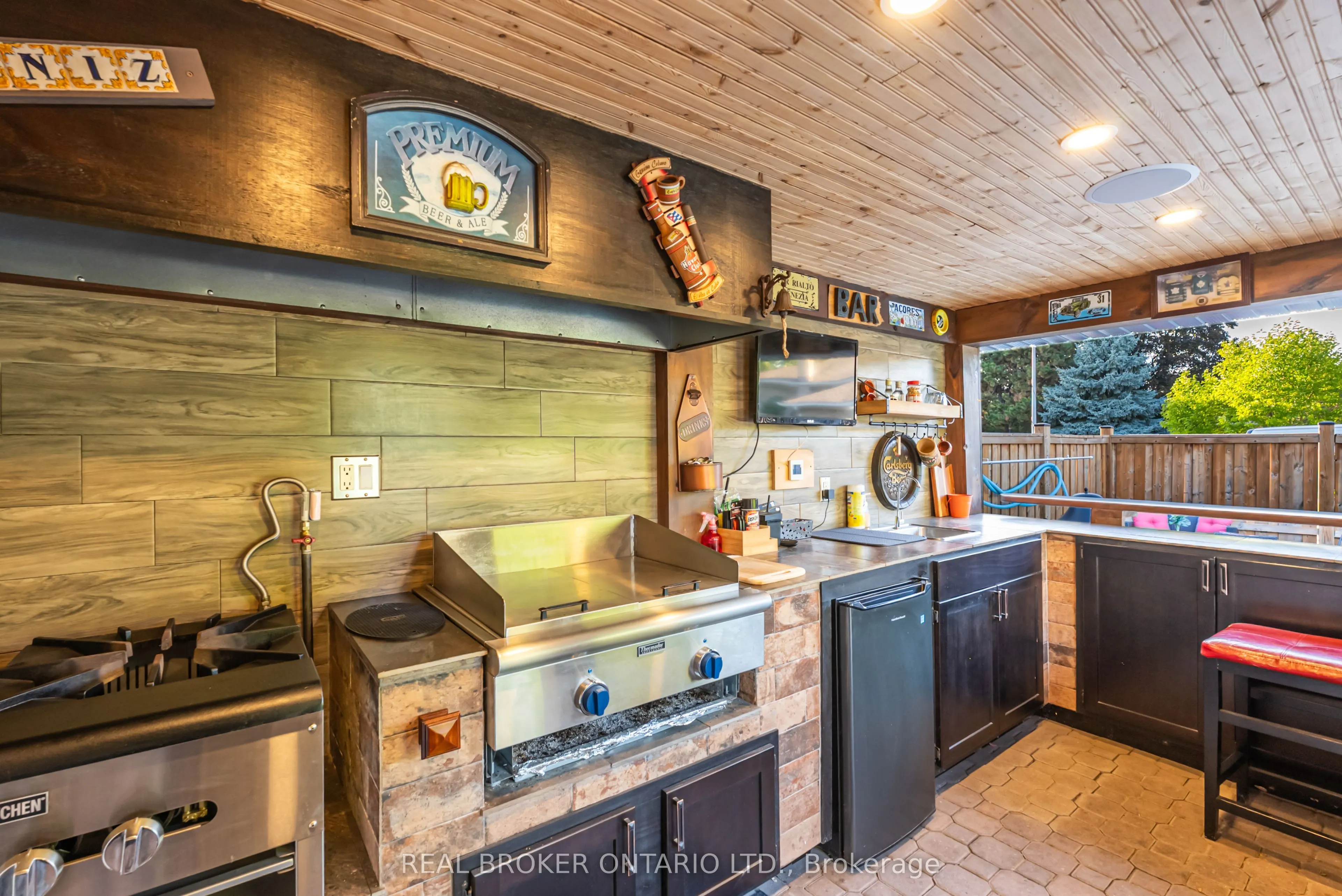 13 Pine Tree Crescent