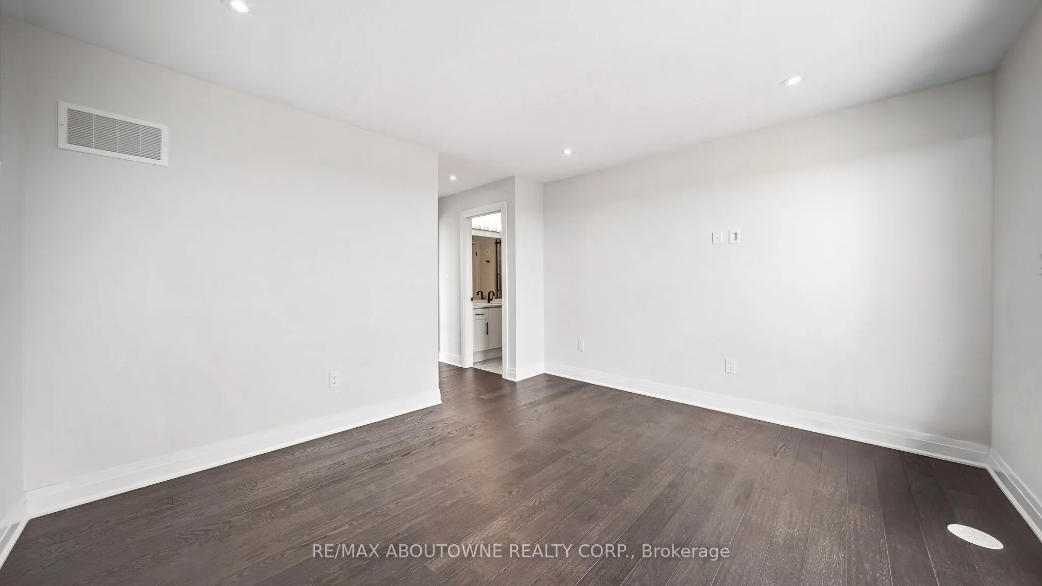 102 Settlers Road E