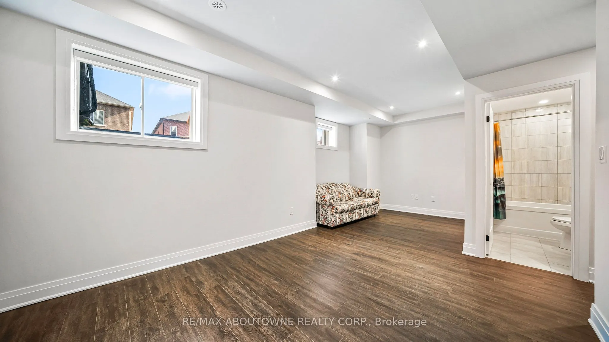 102 Settlers Road E