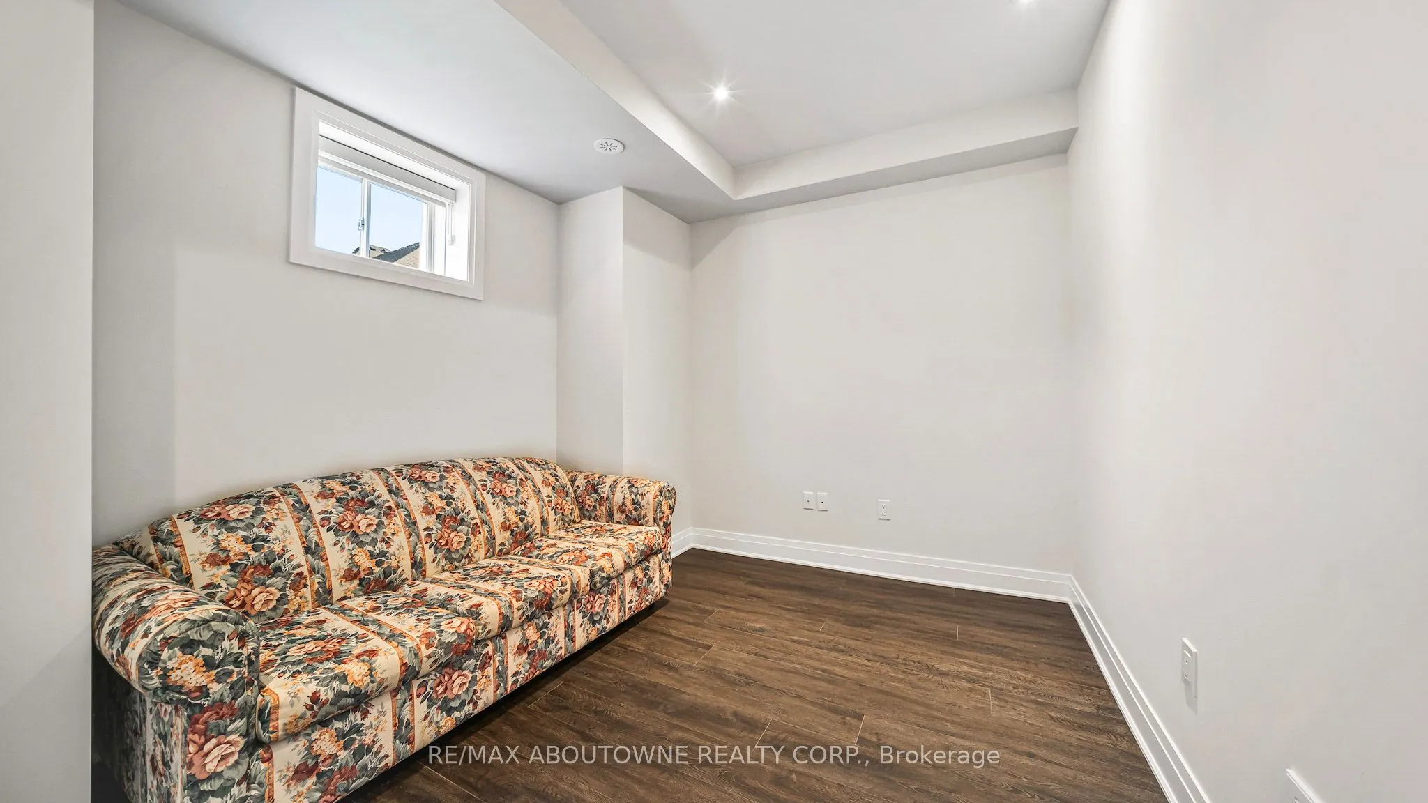 102 Settlers Road E