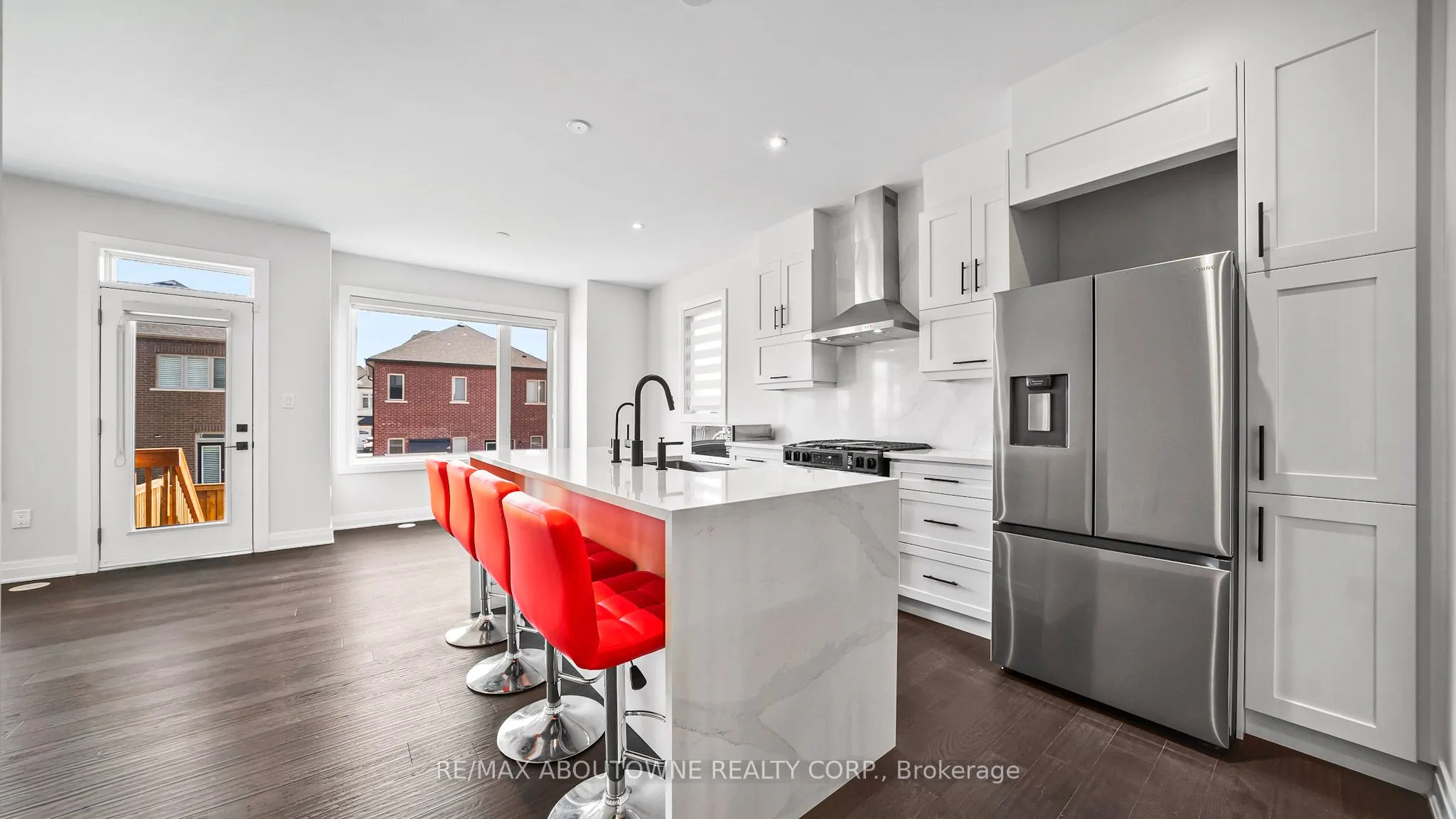 102 Settlers Road E