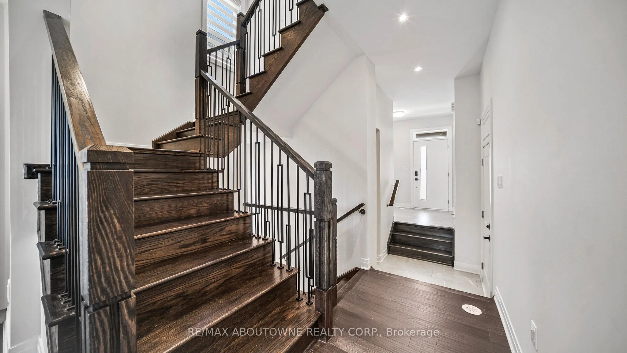 102 Settlers Road E