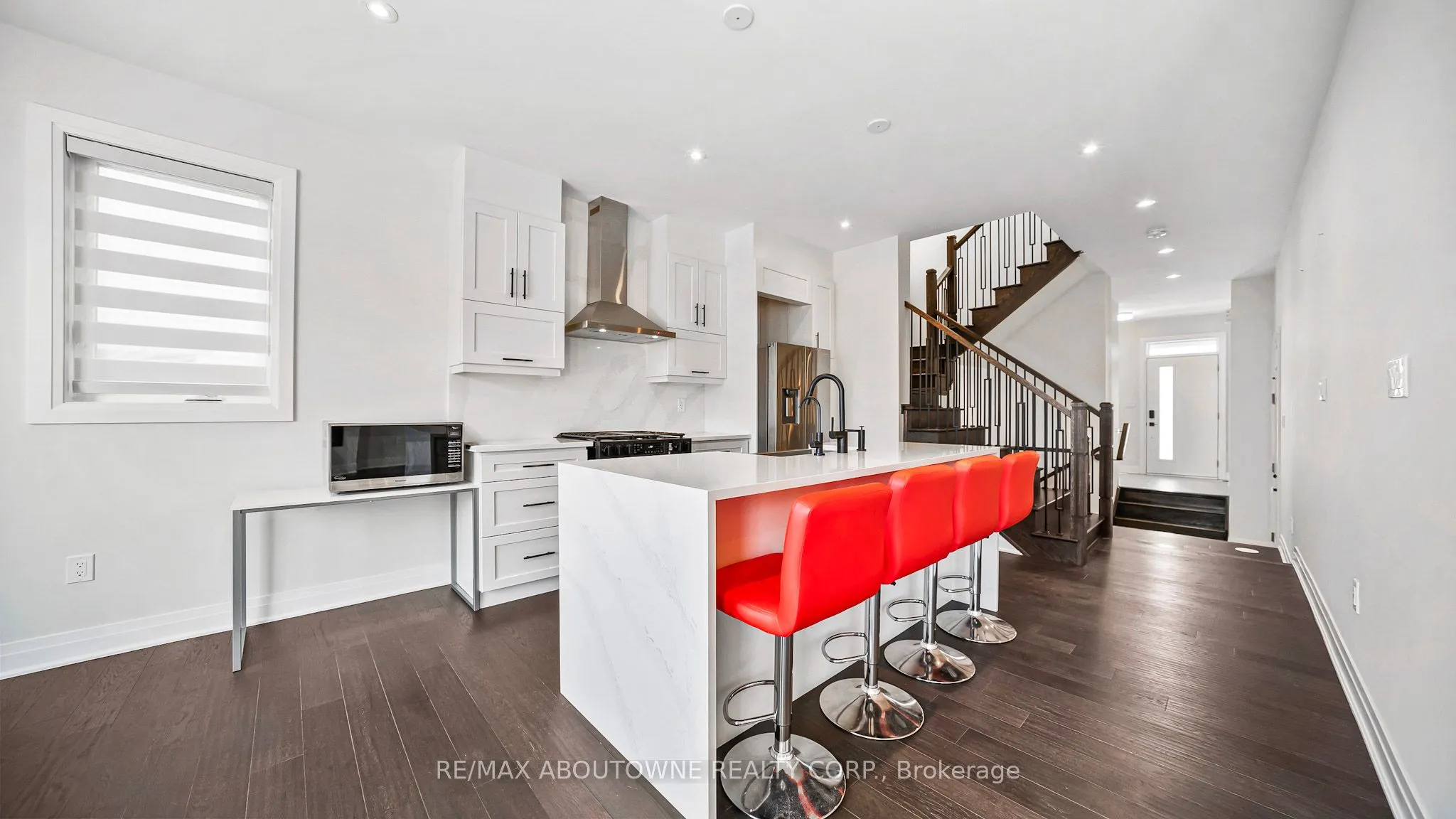 102 Settlers Road E