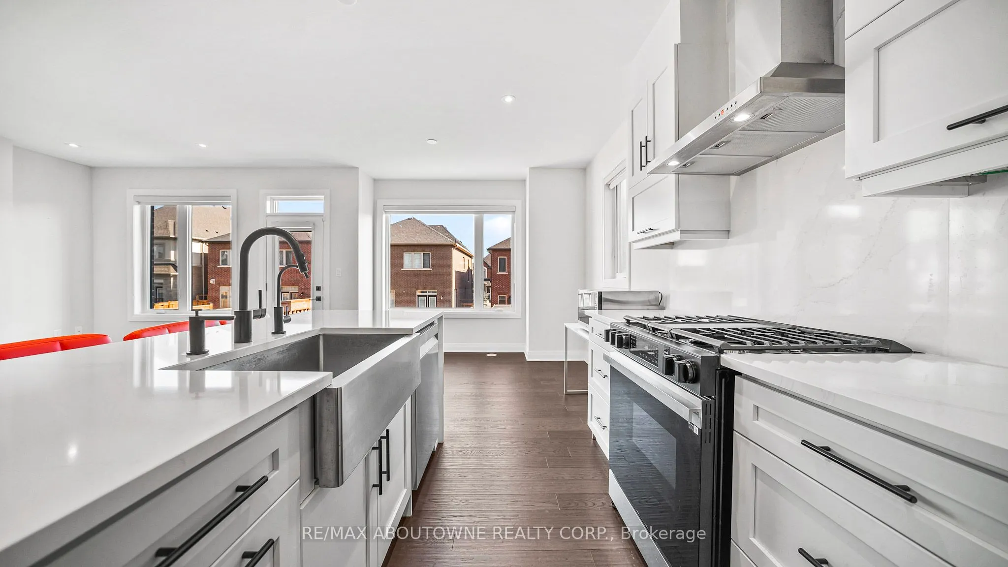 102 Settlers Road E