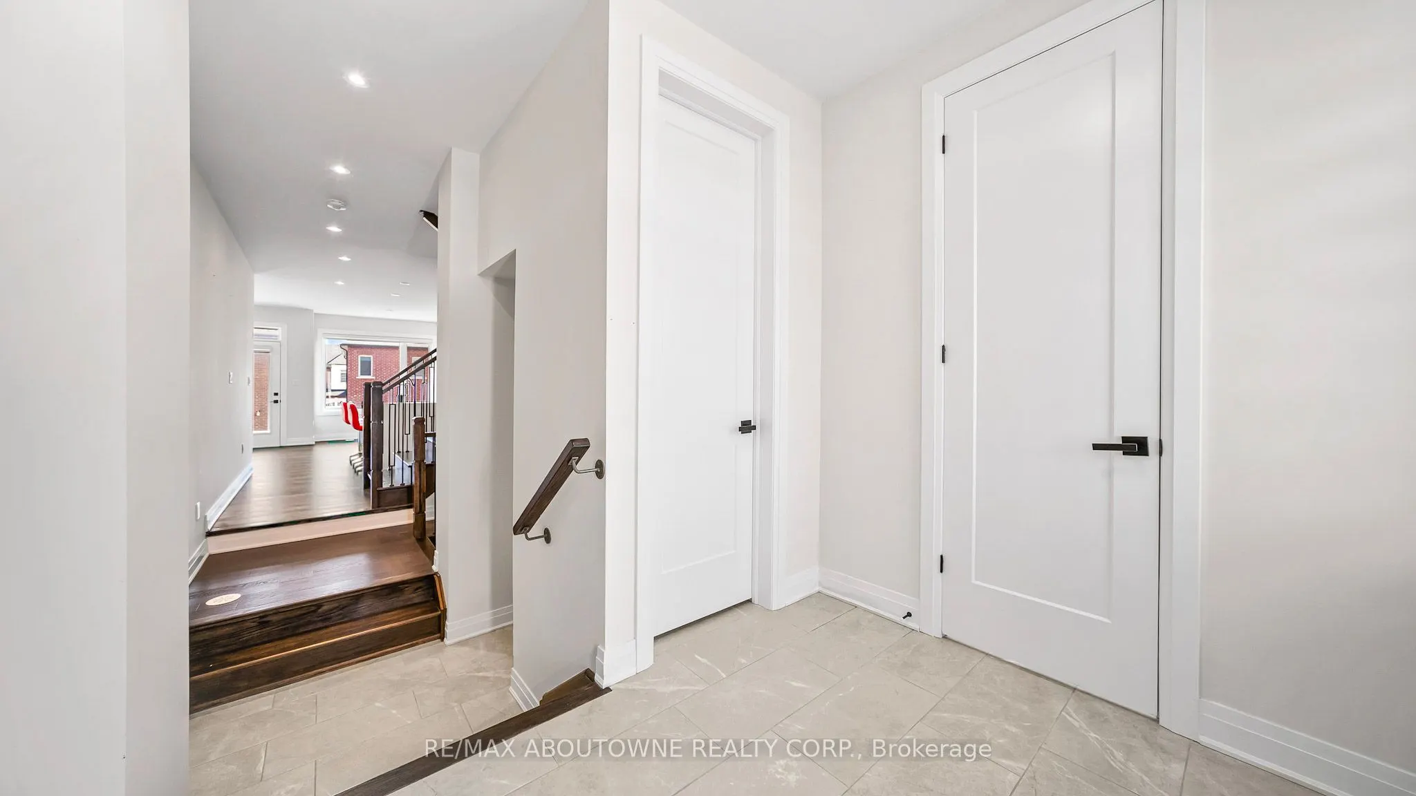 102 Settlers Road E