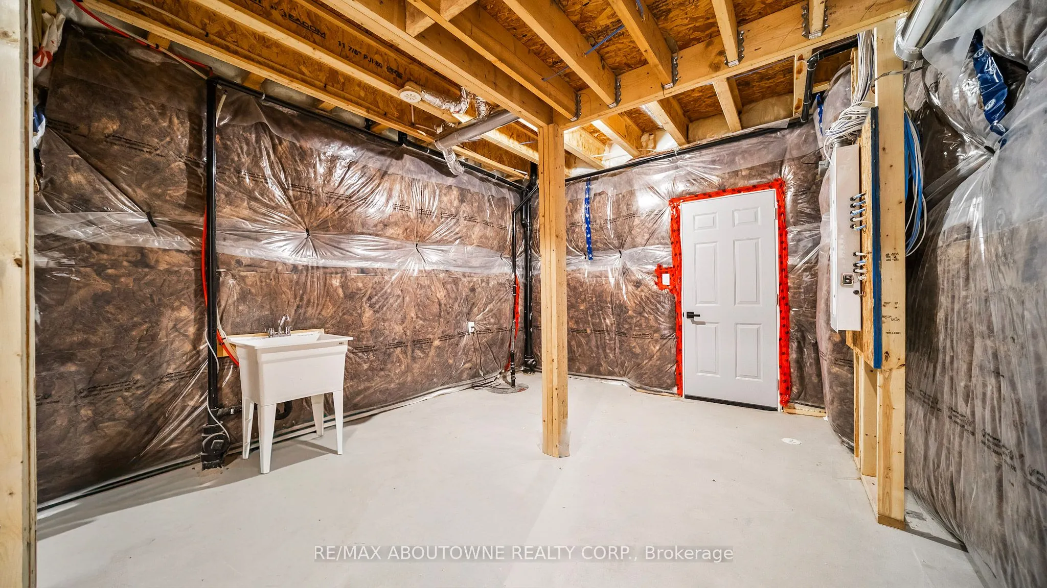 102 Settlers Road E