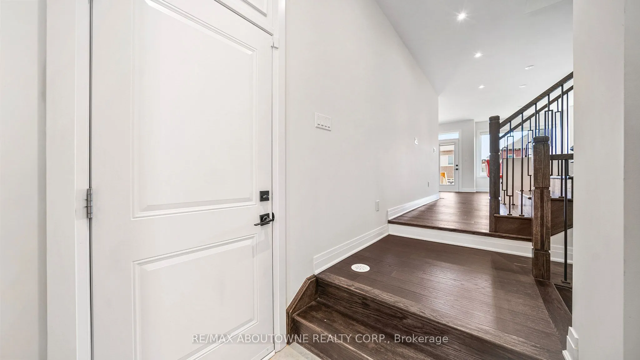 102 Settlers Road E