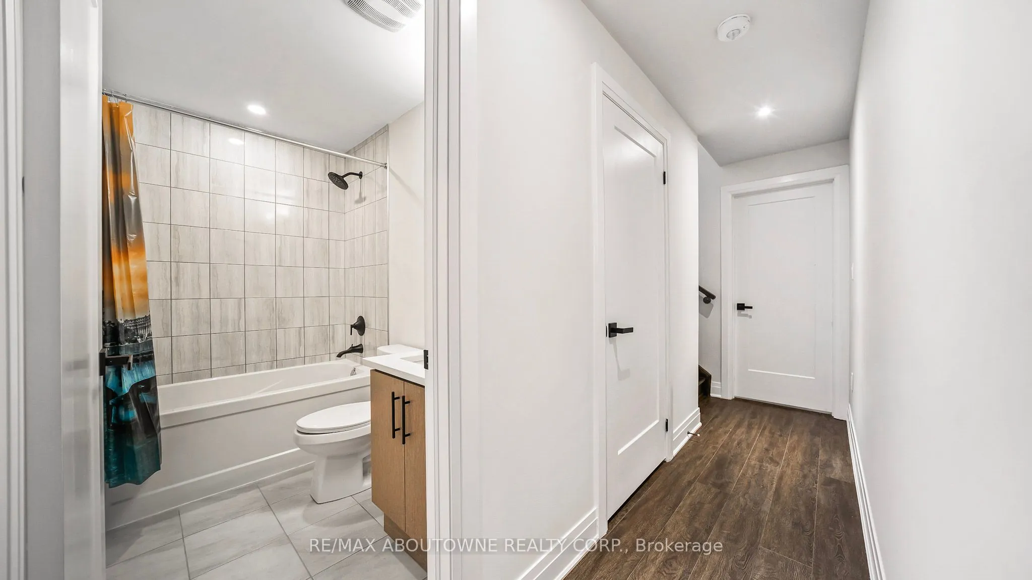 102 Settlers Road E