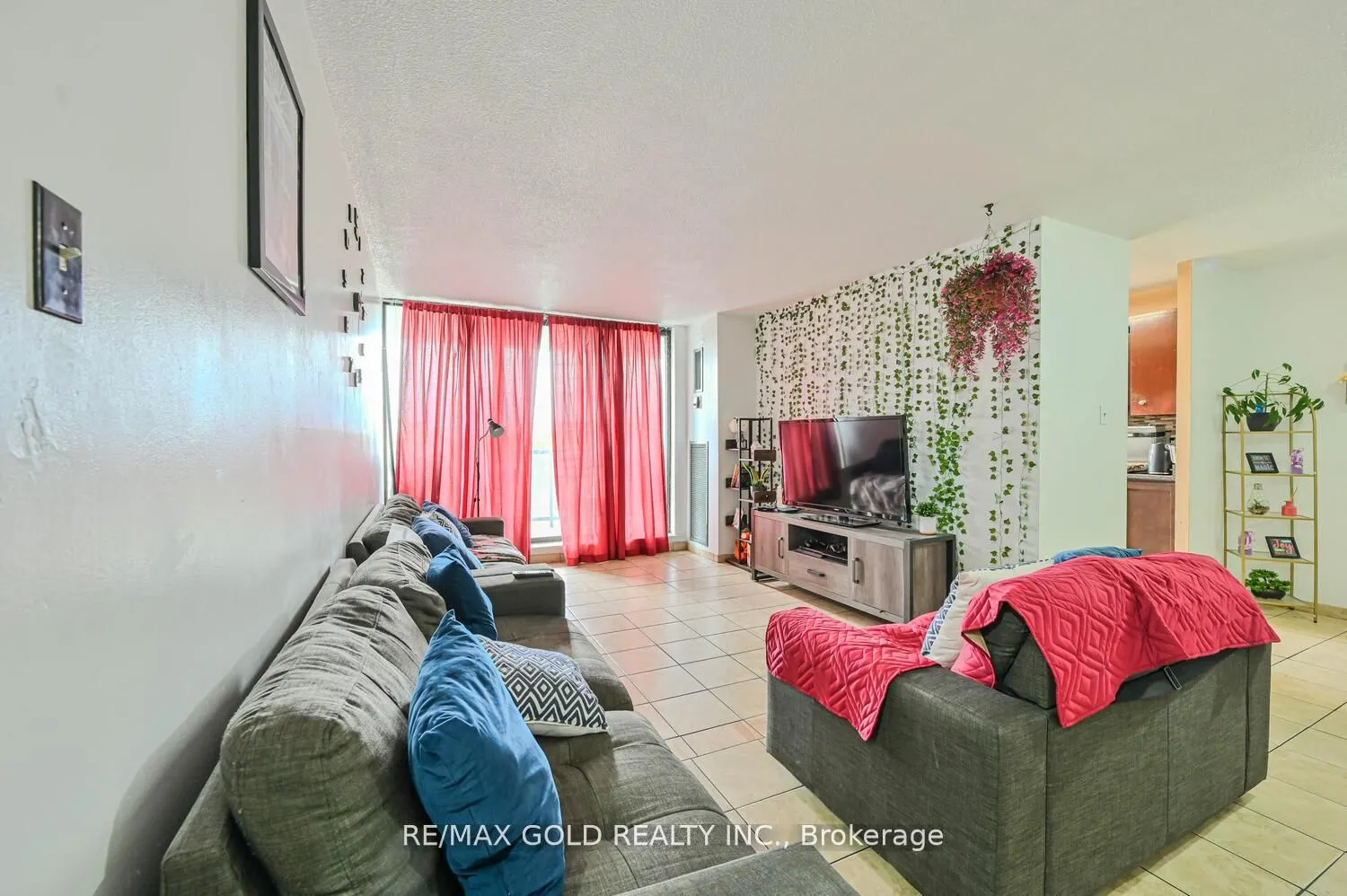 21 Knightsbridge Road, #403