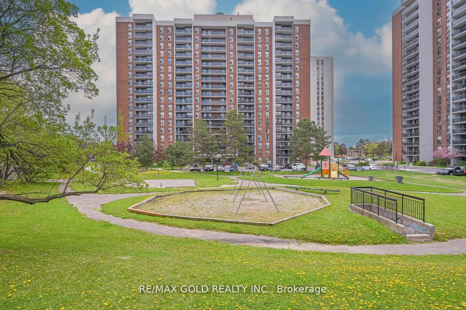 21 Knightsbridge Road, #403