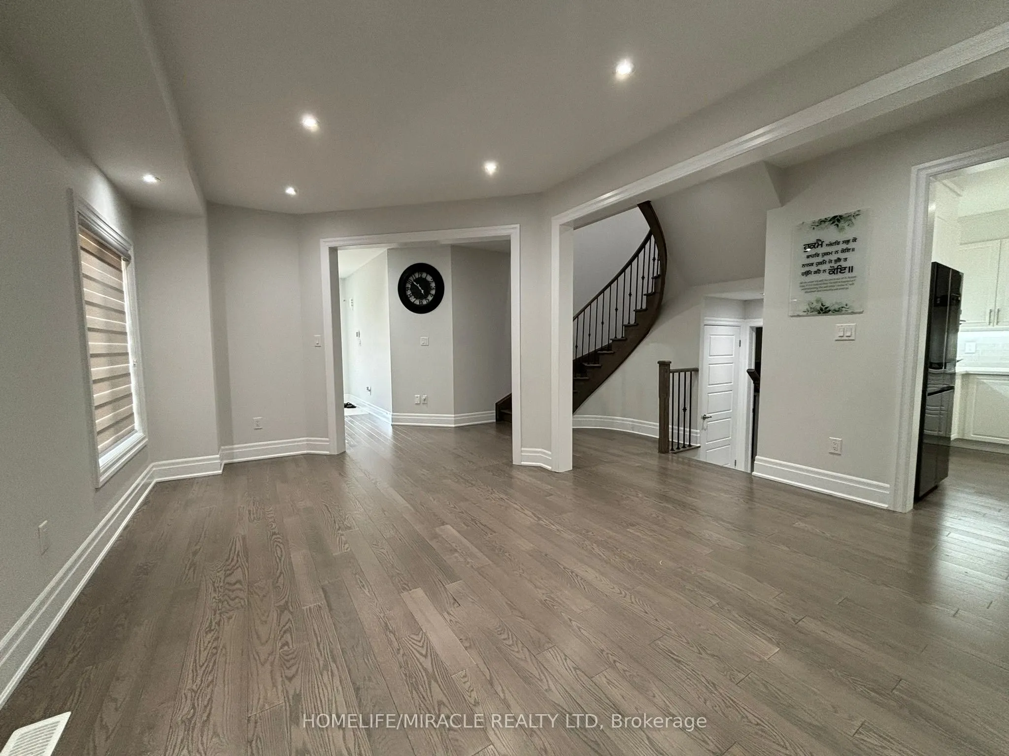 17 Rosewell Crescent
