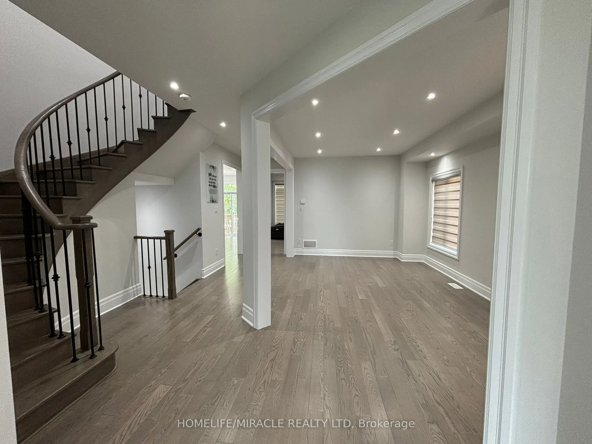 17 Rosewell Crescent