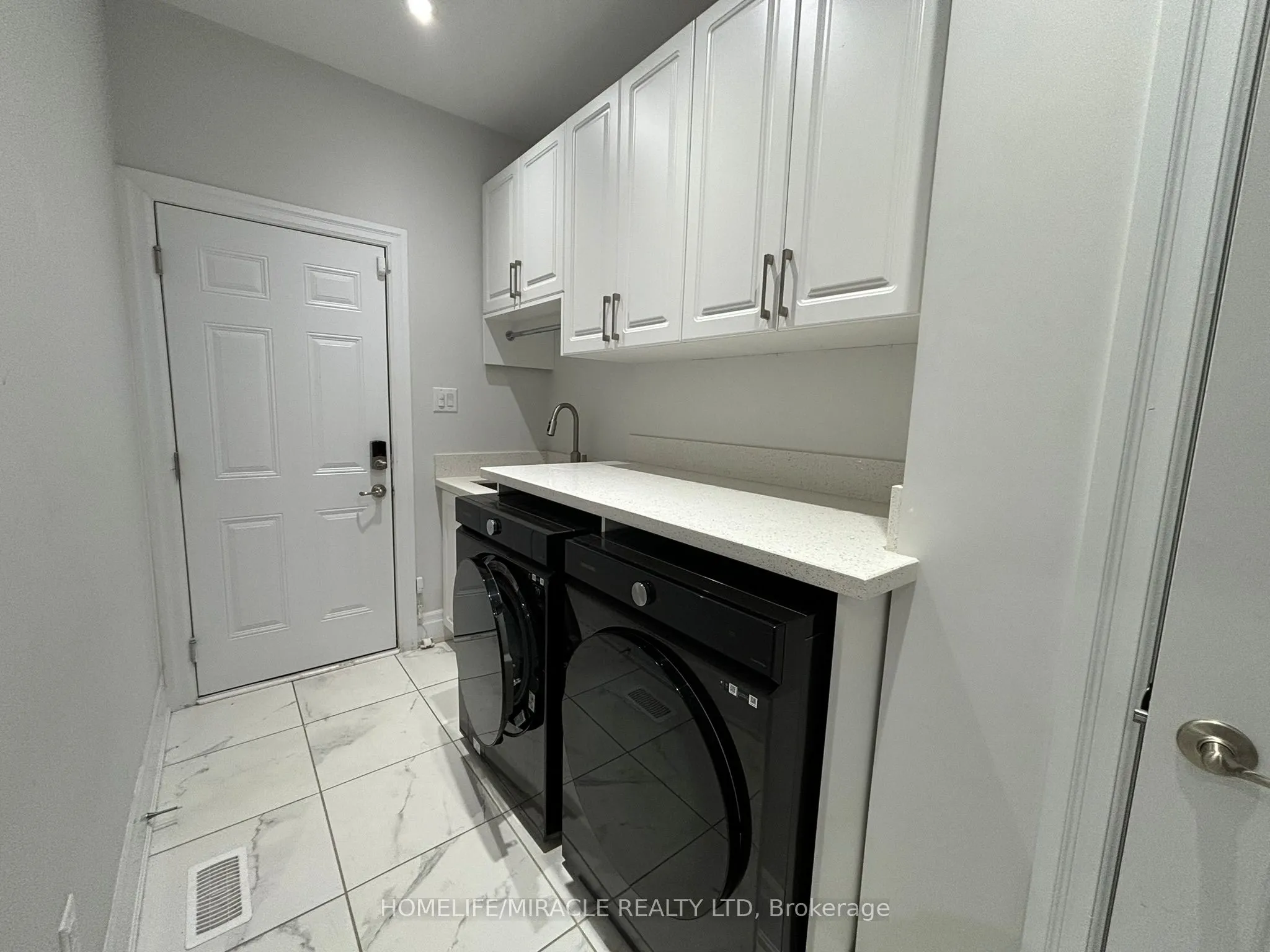 17 Rosewell Crescent