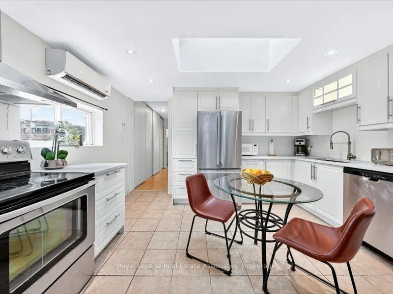 1640 Queen Street W