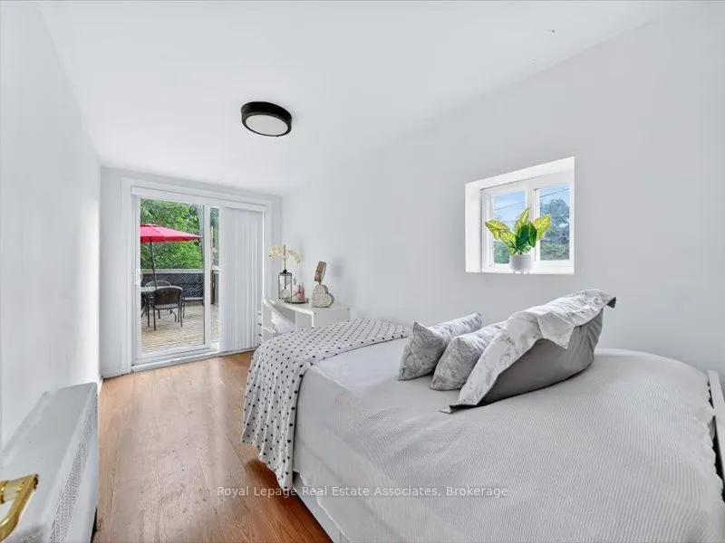 1640 Queen Street W
