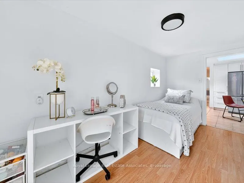 1640 Queen Street W