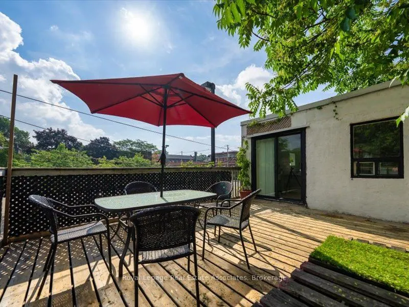 1640 Queen Street W