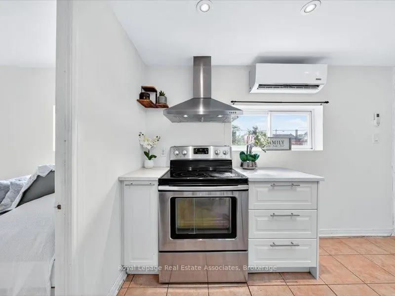 1640 Queen Street W