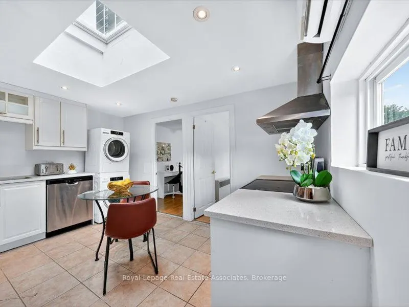 1640 Queen Street W