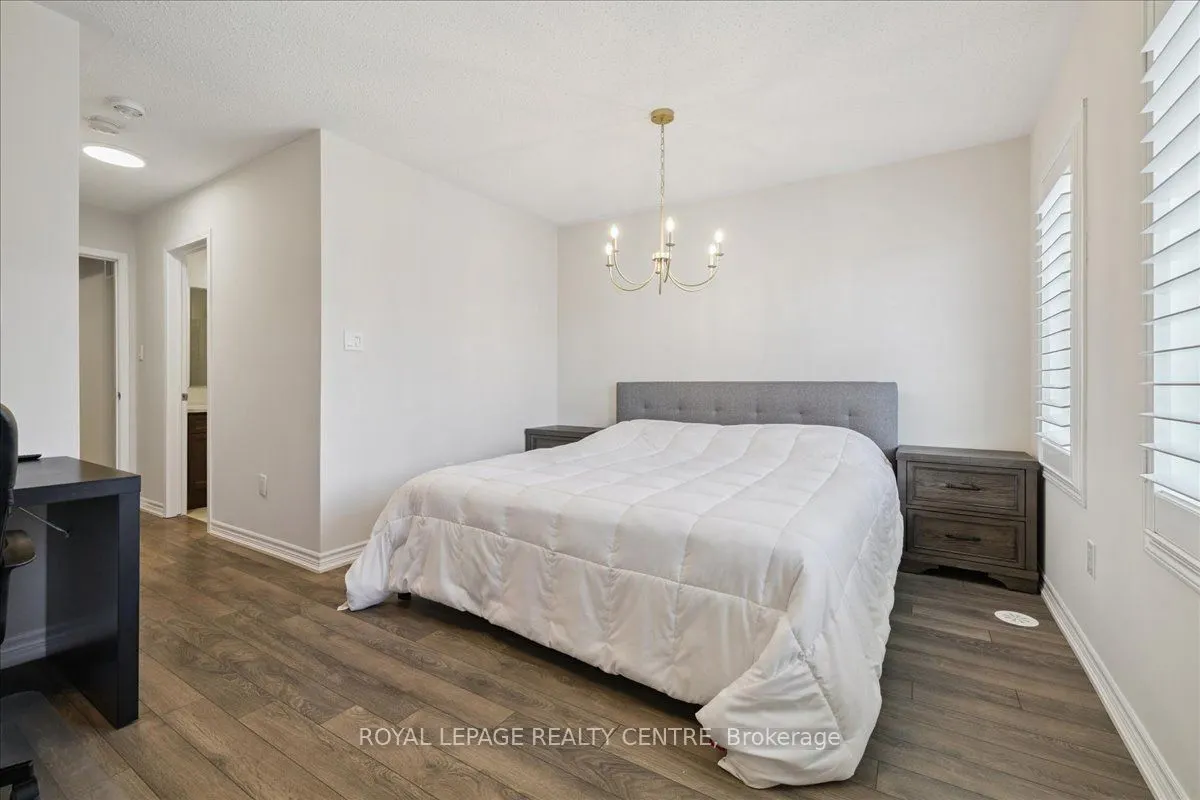 3087 Mistletoe Gardens