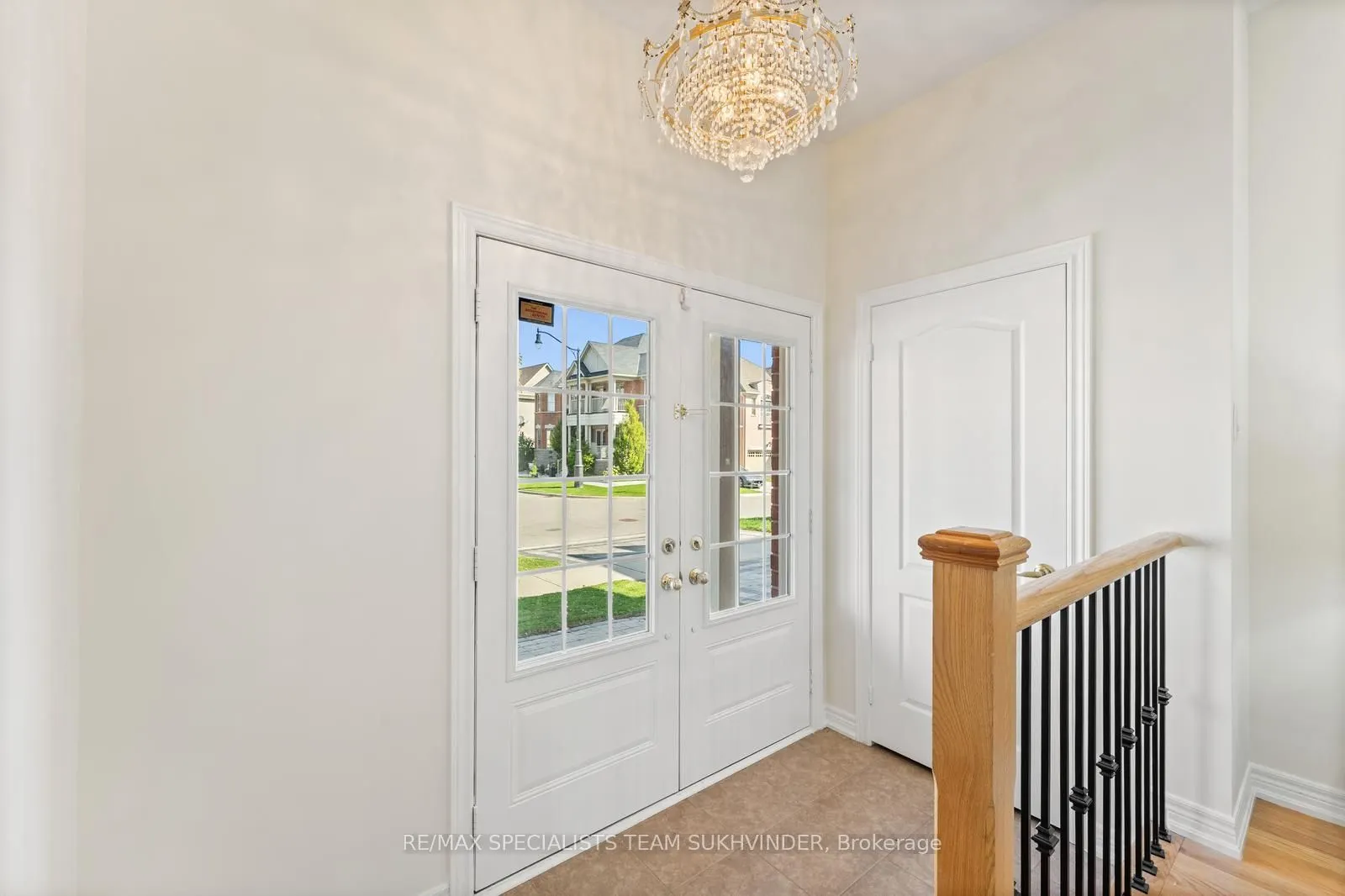 42 Arrowpoint Drive