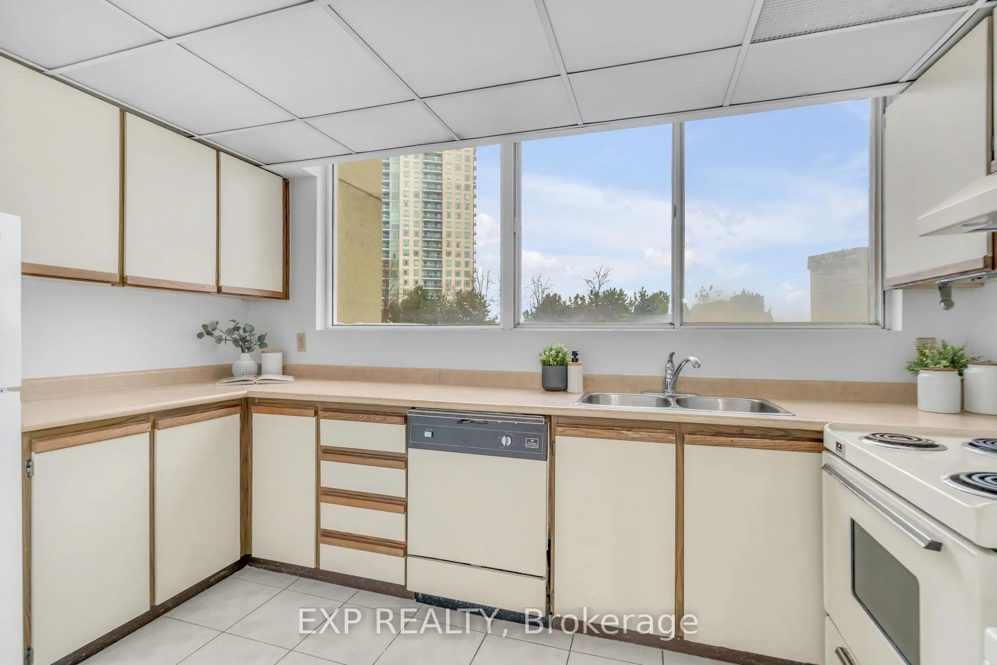 3700 Kaneff Crescent, #406