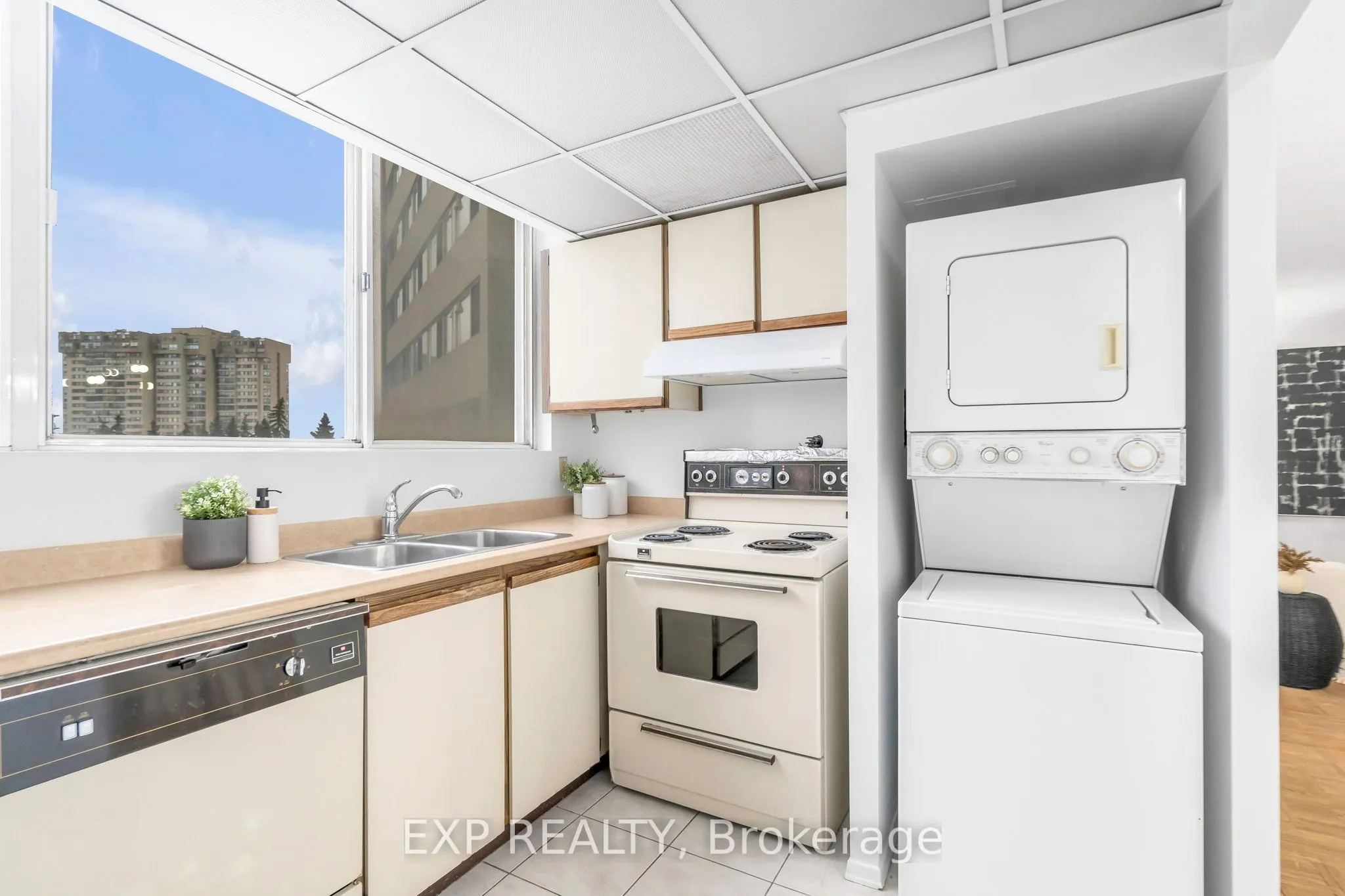 3700 Kaneff Crescent, #406