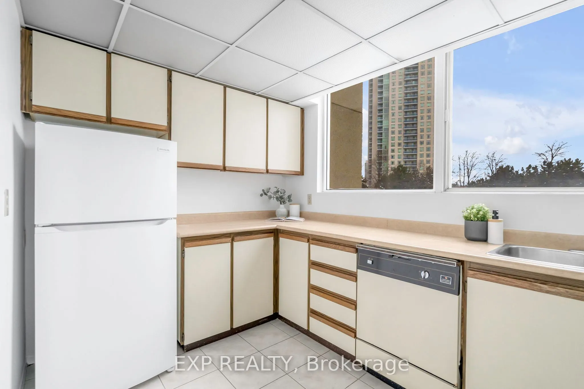 3700 Kaneff Crescent, #406