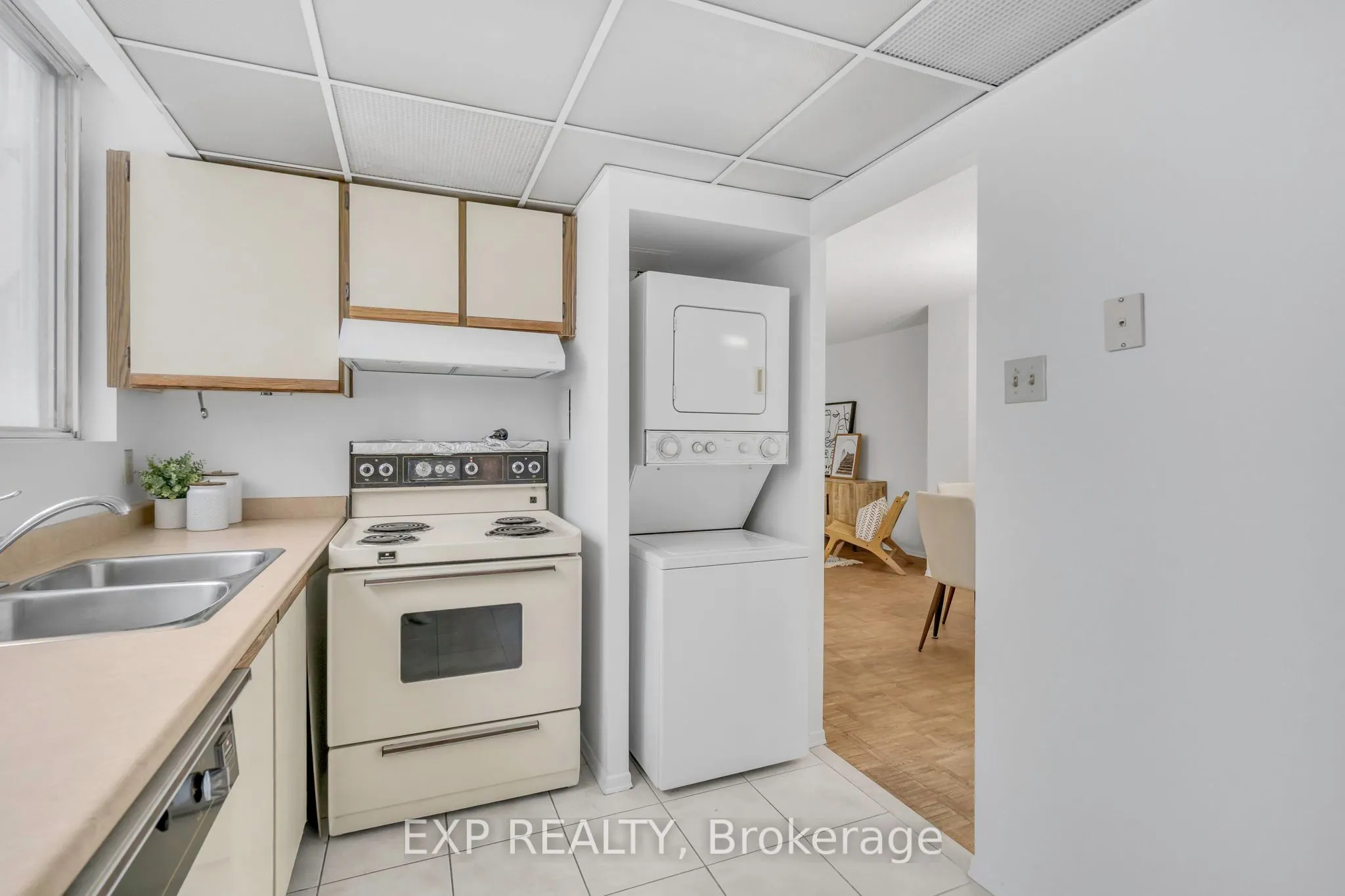 3700 Kaneff Crescent, #406