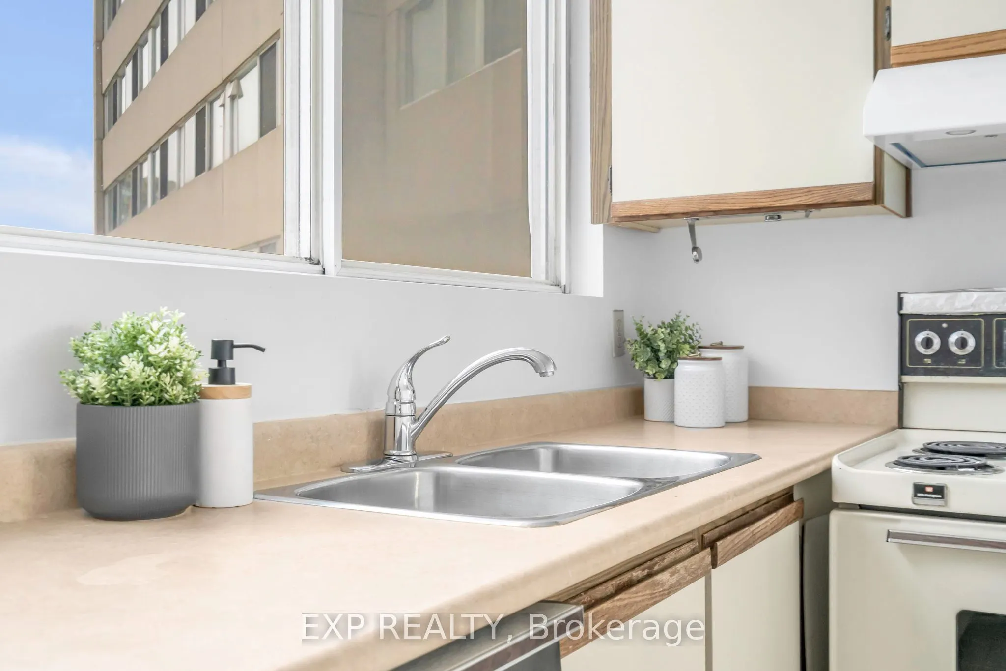 3700 Kaneff Crescent, #406