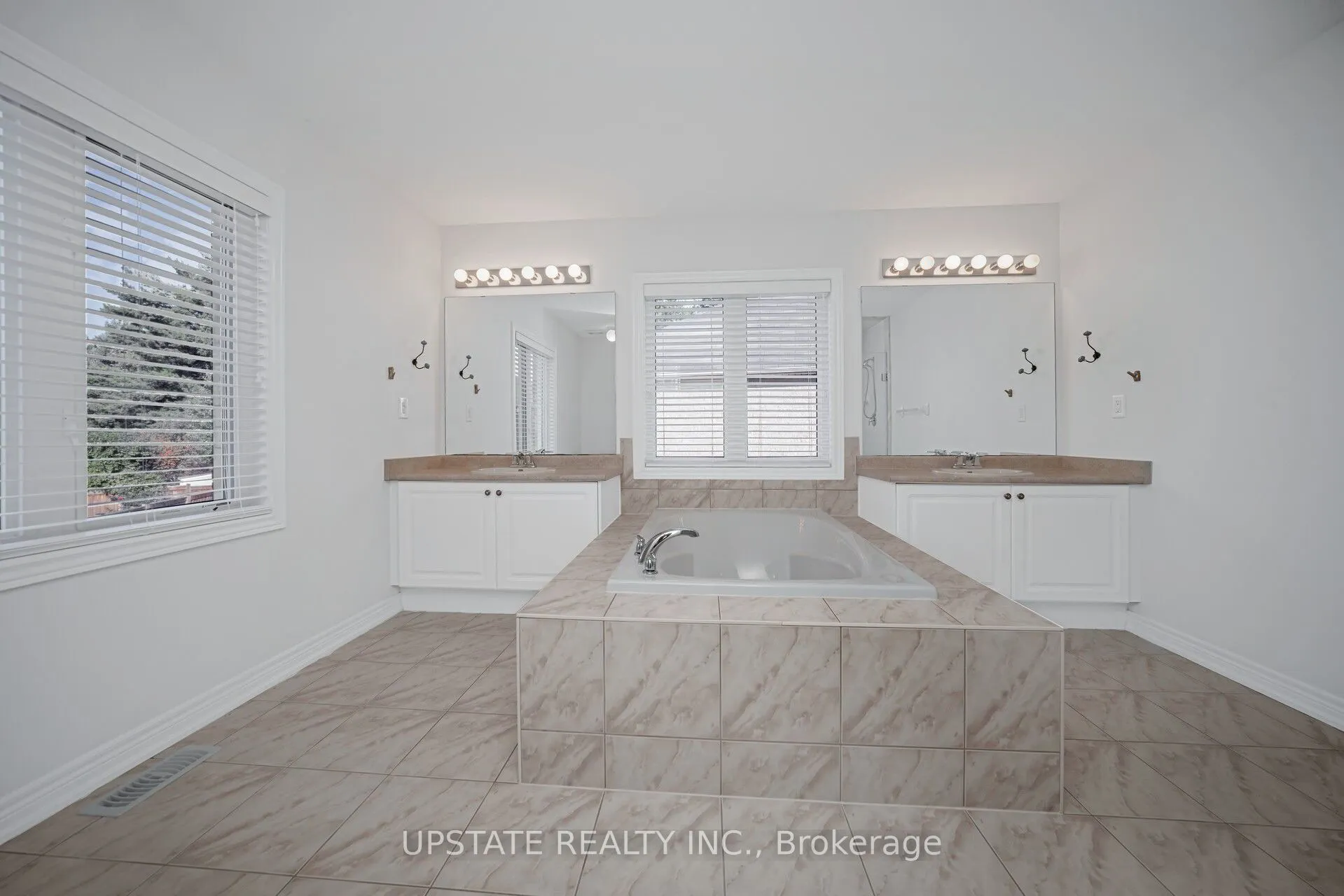 66 GEORGE ROBINSON Drive