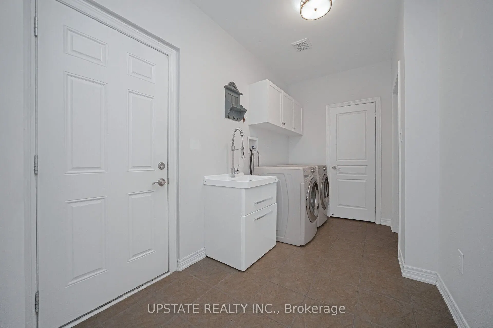 66 GEORGE ROBINSON Drive