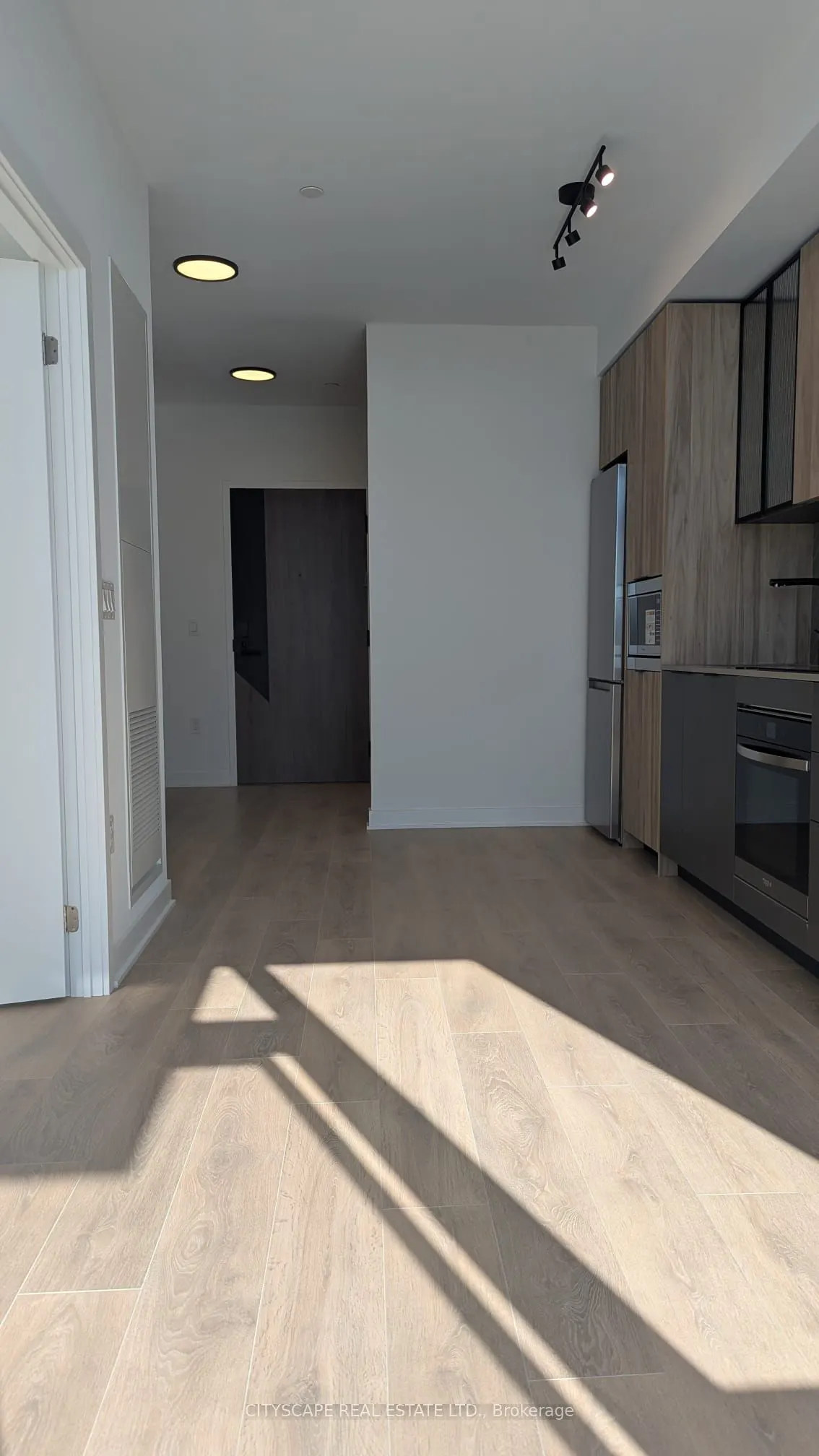 1037 Queensway, #209