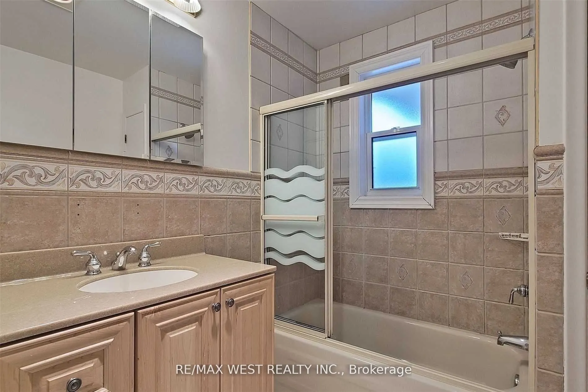 24 Oldham Road, #Main