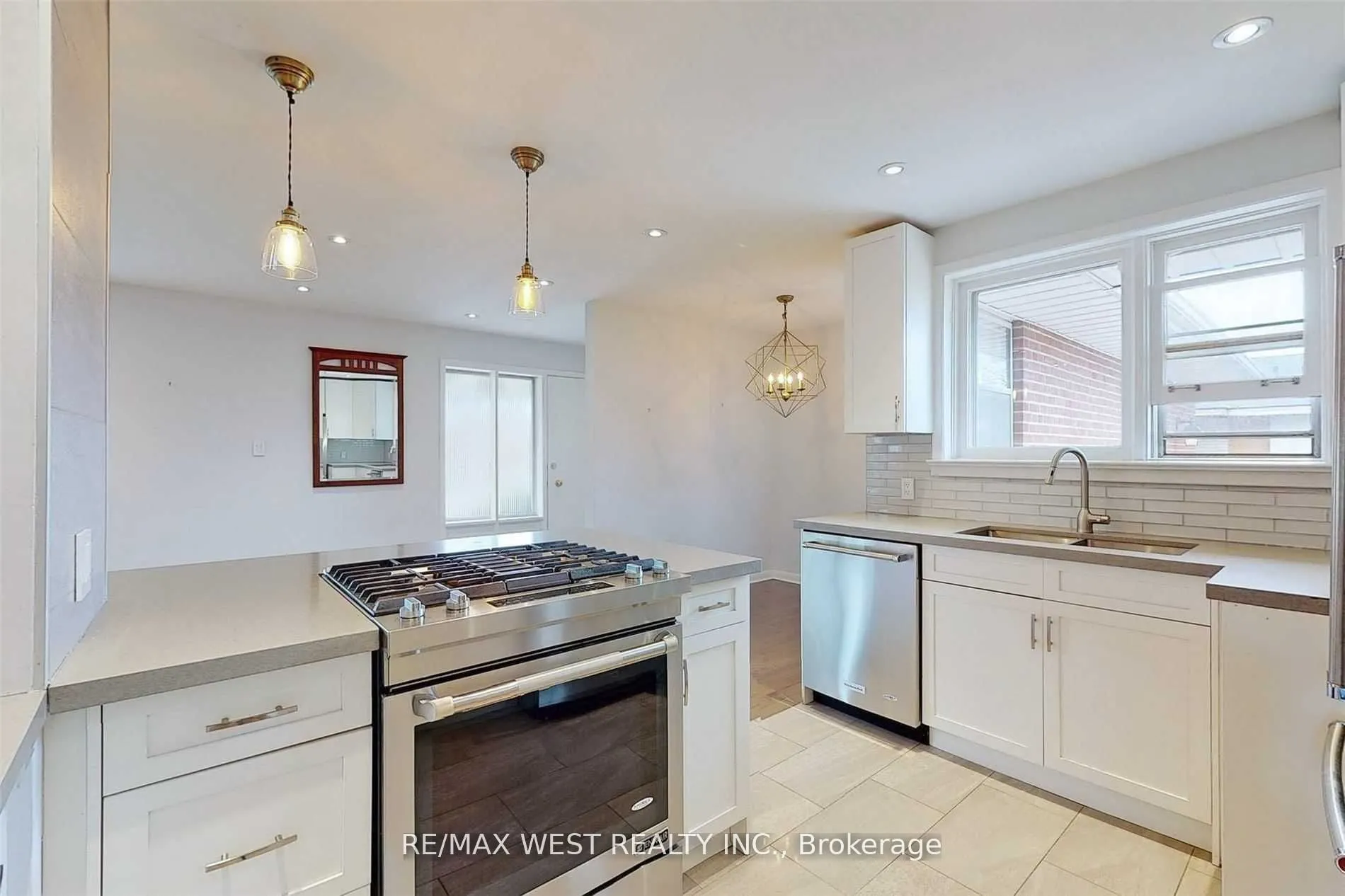 24 Oldham Road, #Main