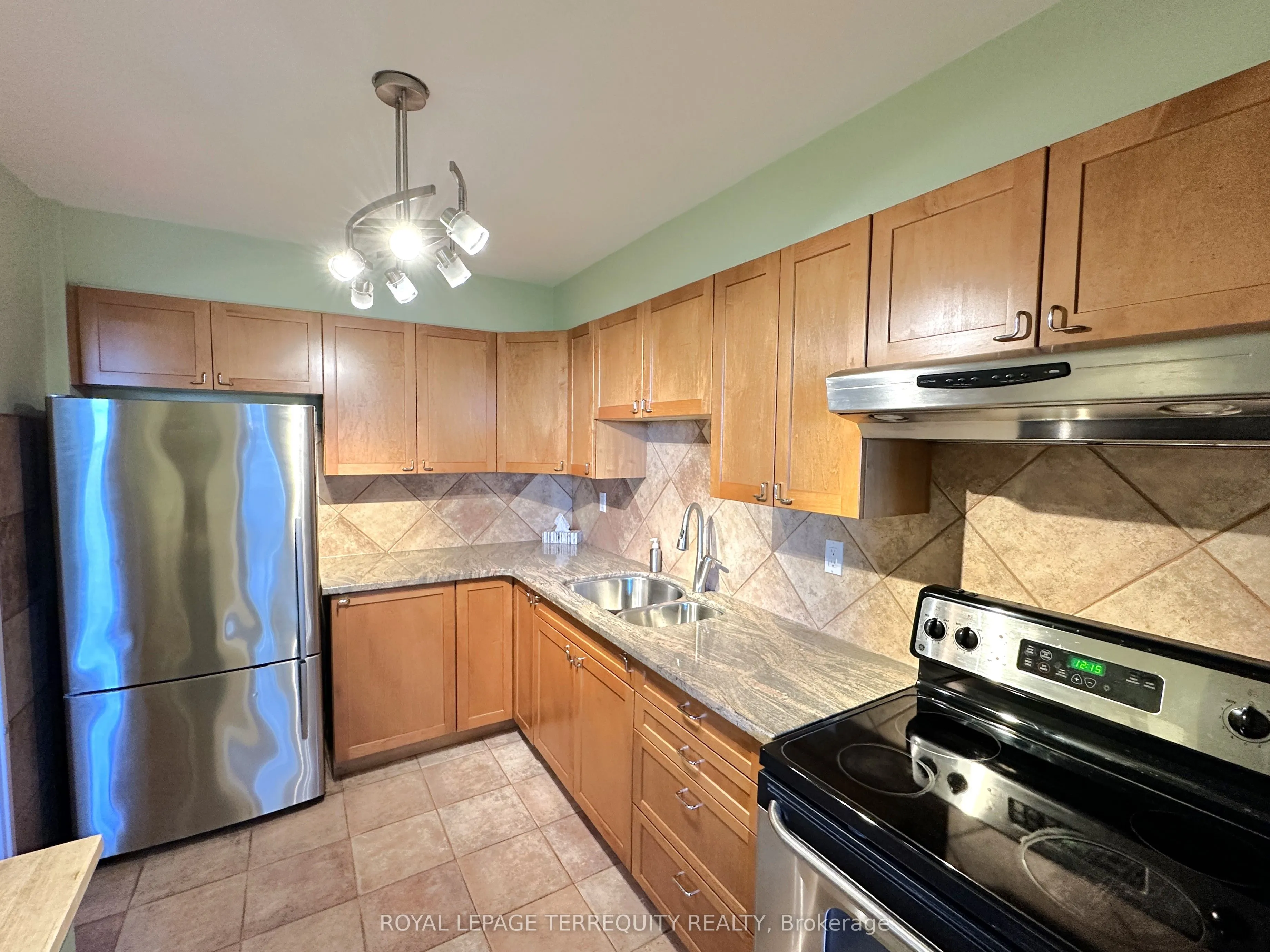 360 Ridelle Avenue, #817