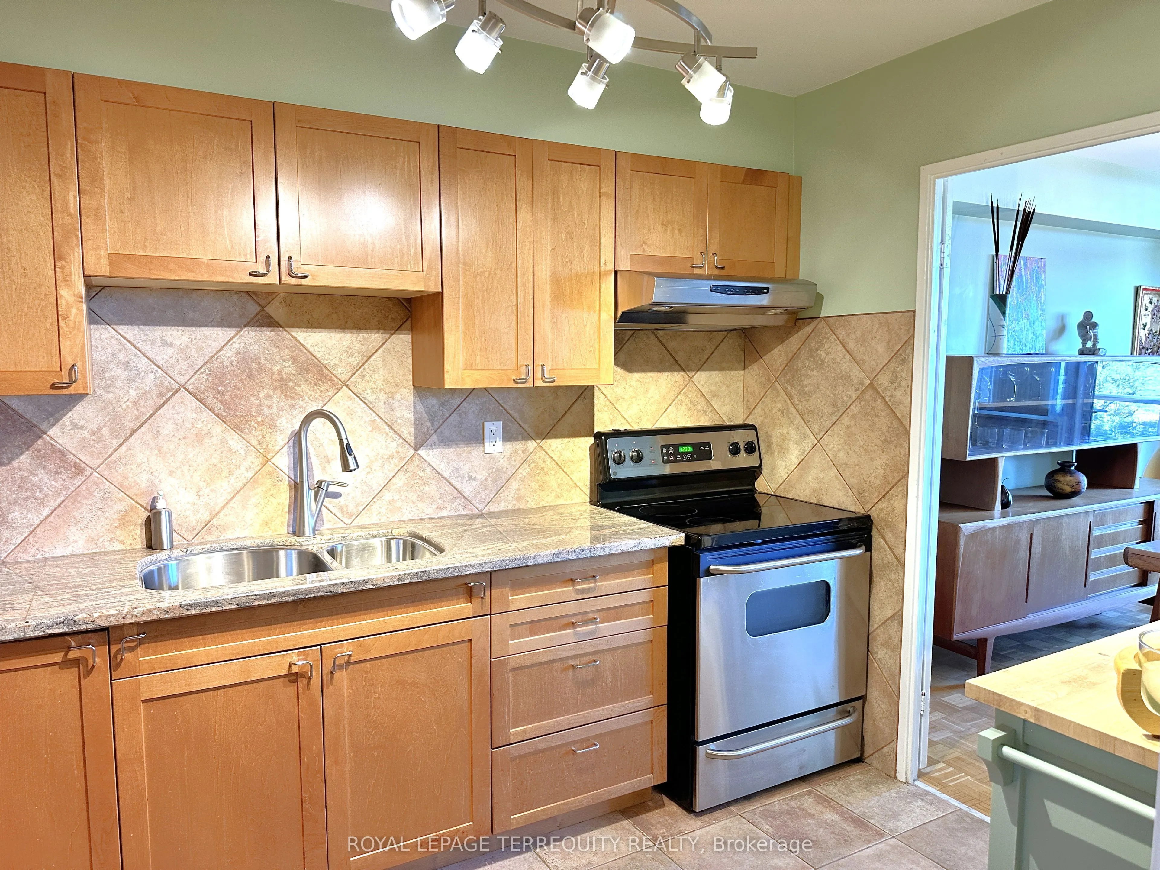360 Ridelle Avenue, #817